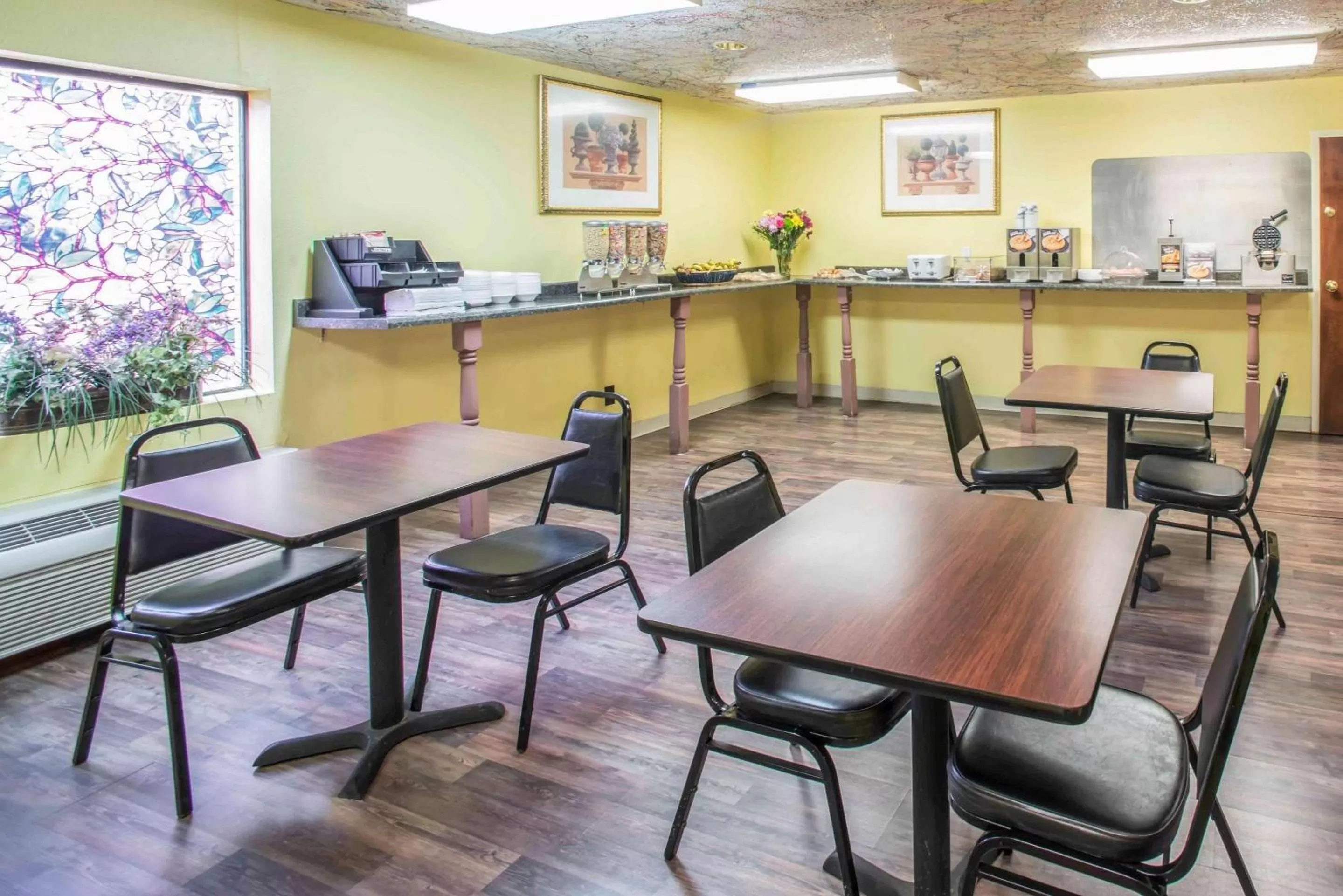 Restaurant/places to eat in Econo Lodge Marion