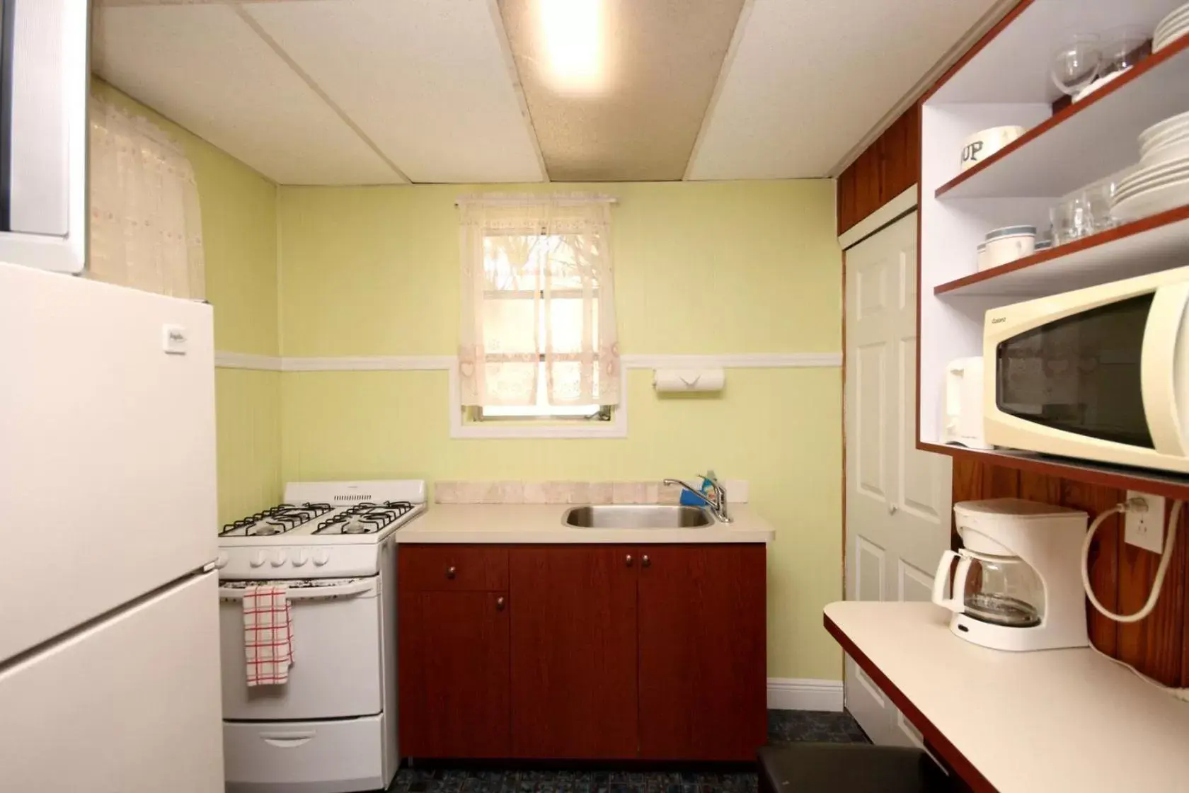 Kitchen/Kitchenette in Sunset Cove Beach Resort