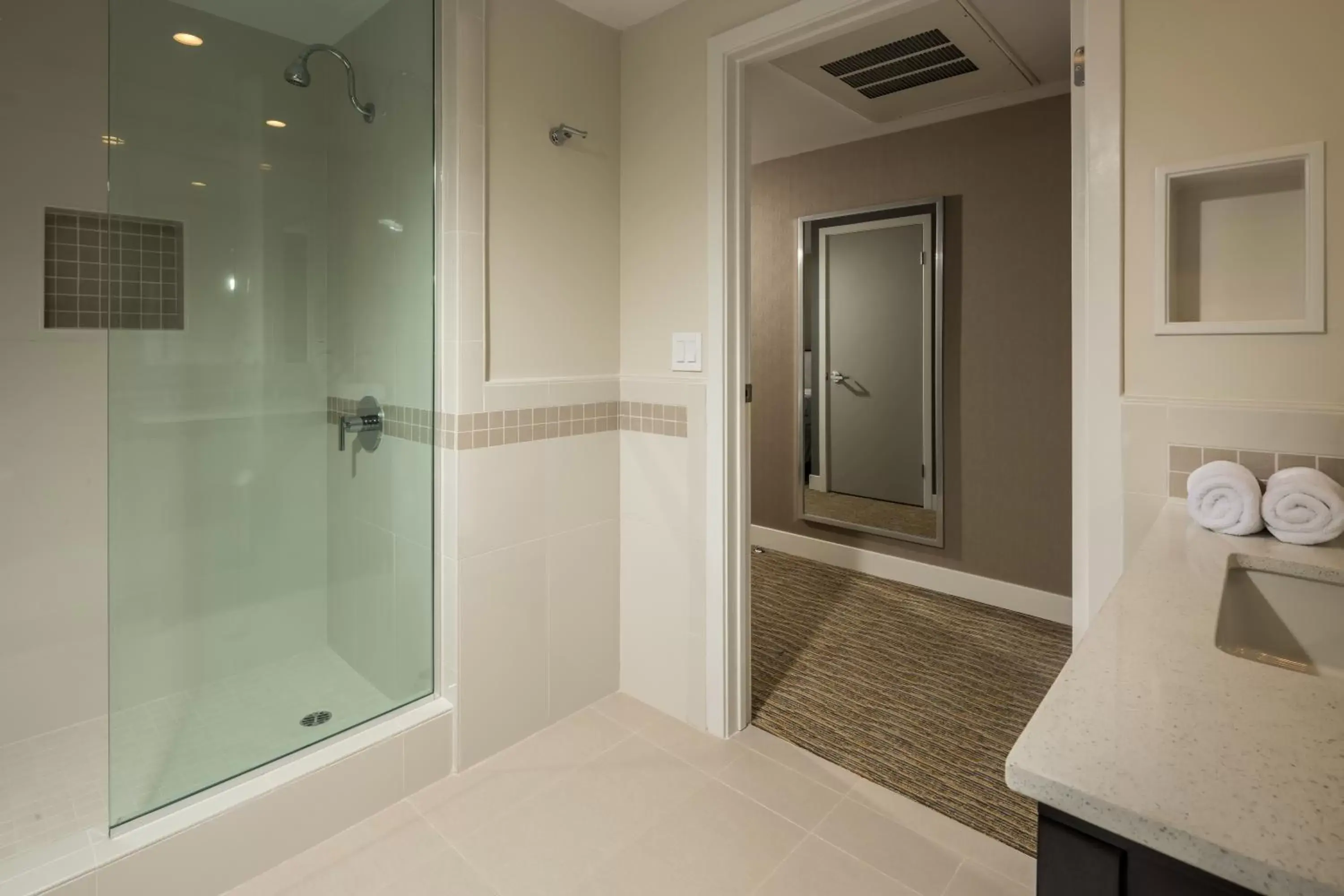 Shower, Bathroom in Hotel Aventura