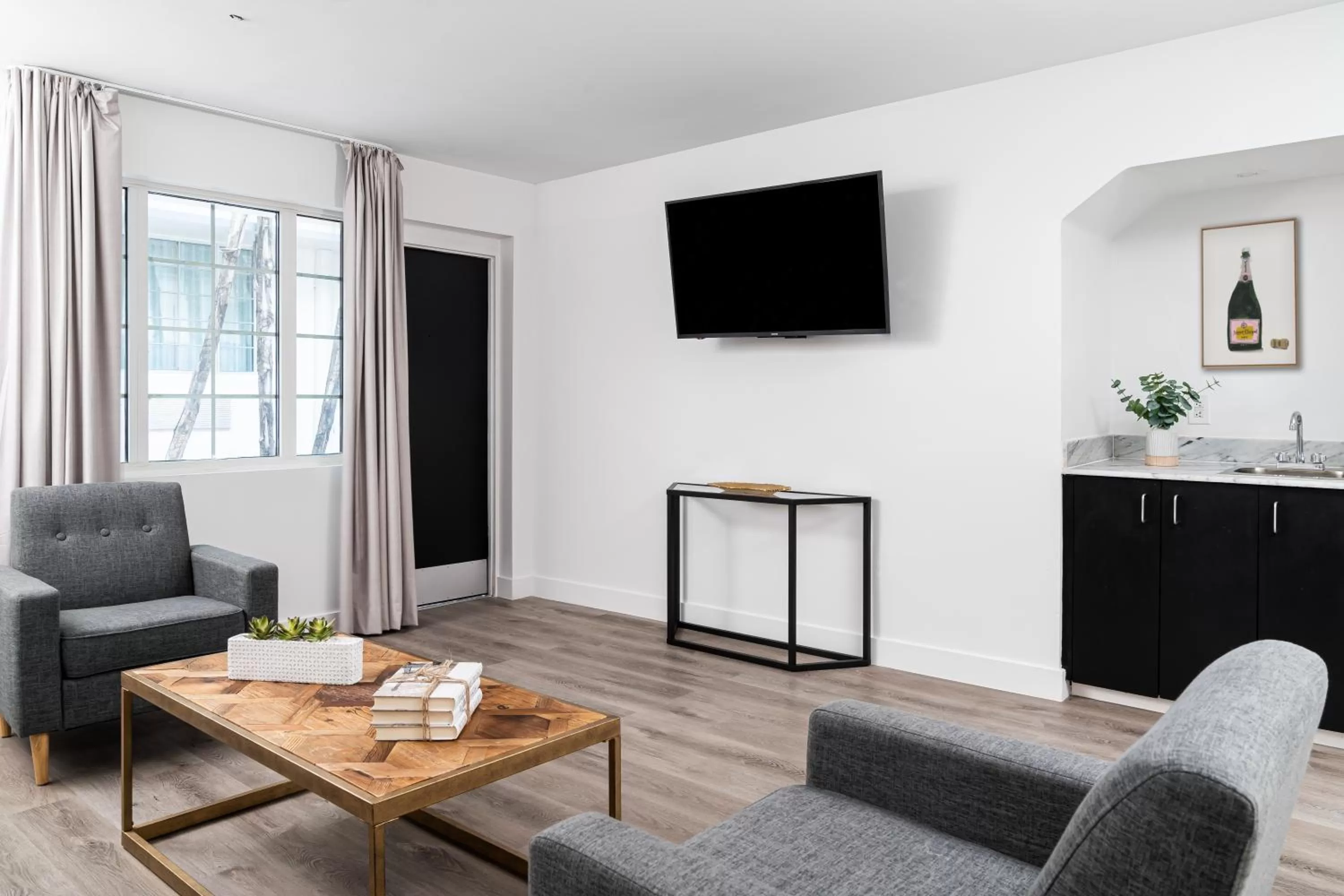 Communal lounge/ TV room in Essex House Hotel