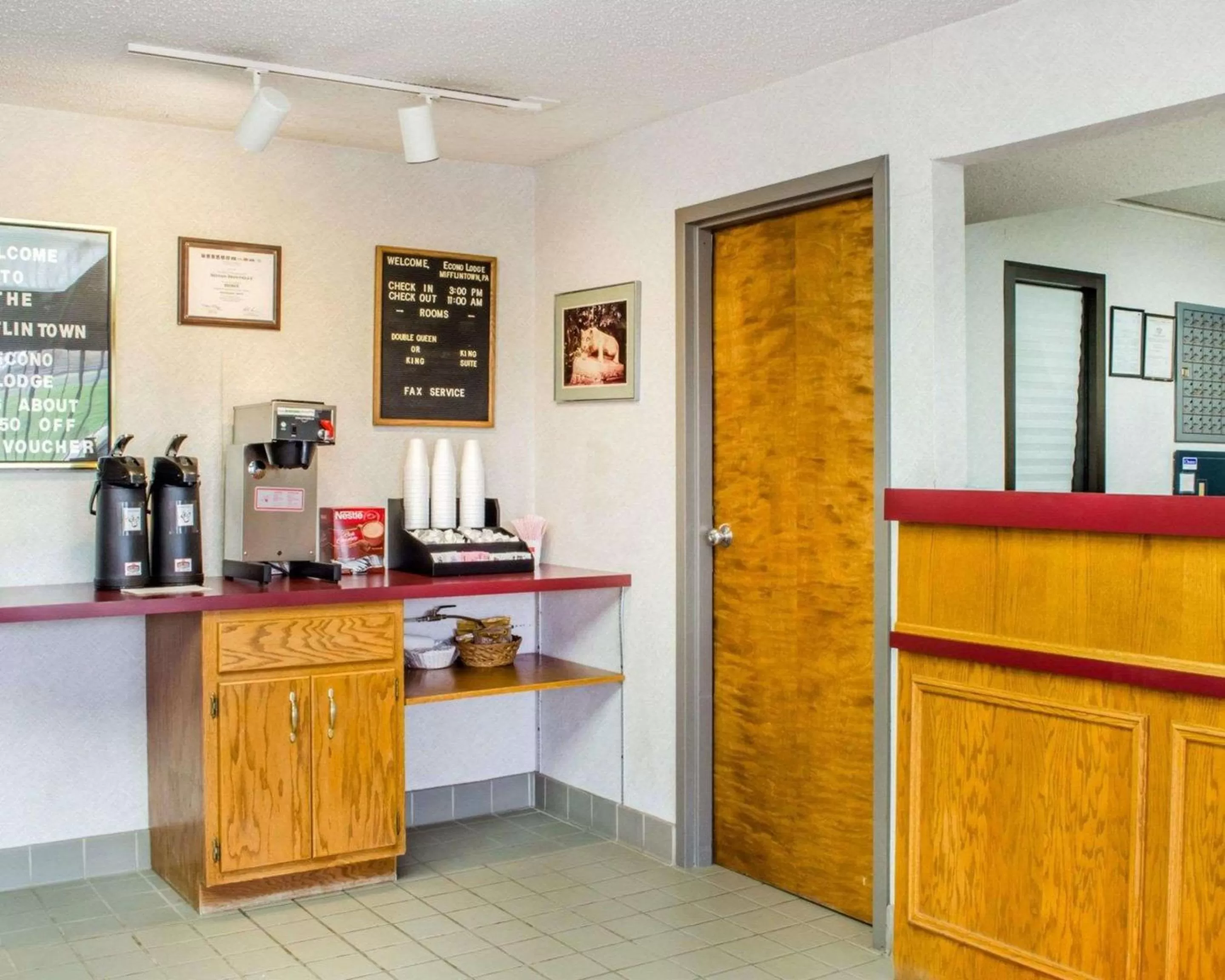 Restaurant/places to eat in Econo Lodge Mifflintown