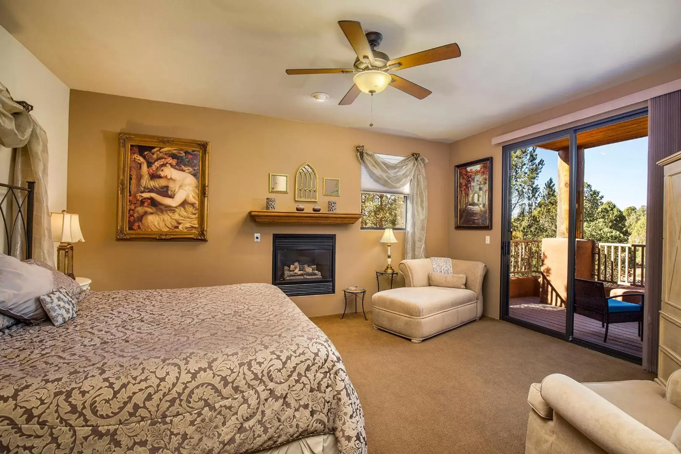 Photo of the whole room, Seating Area in Alma De Sedona Inn B&B