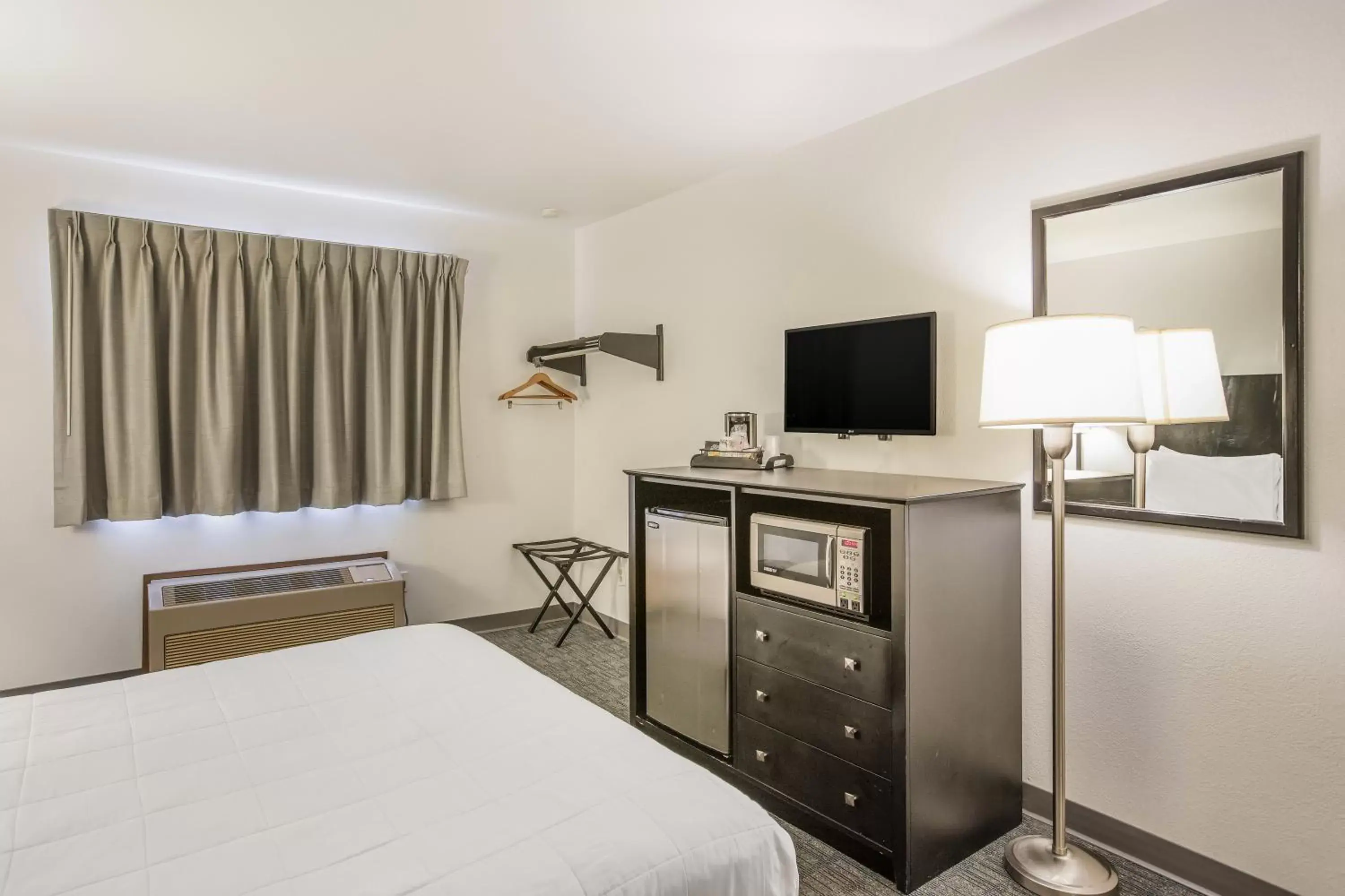 TV and multimedia, Bed in Americas Best Value Inn & Suites-Birch Run TV and multimedia, Bed in Americas Best Value Inn & Suites-Birch Run