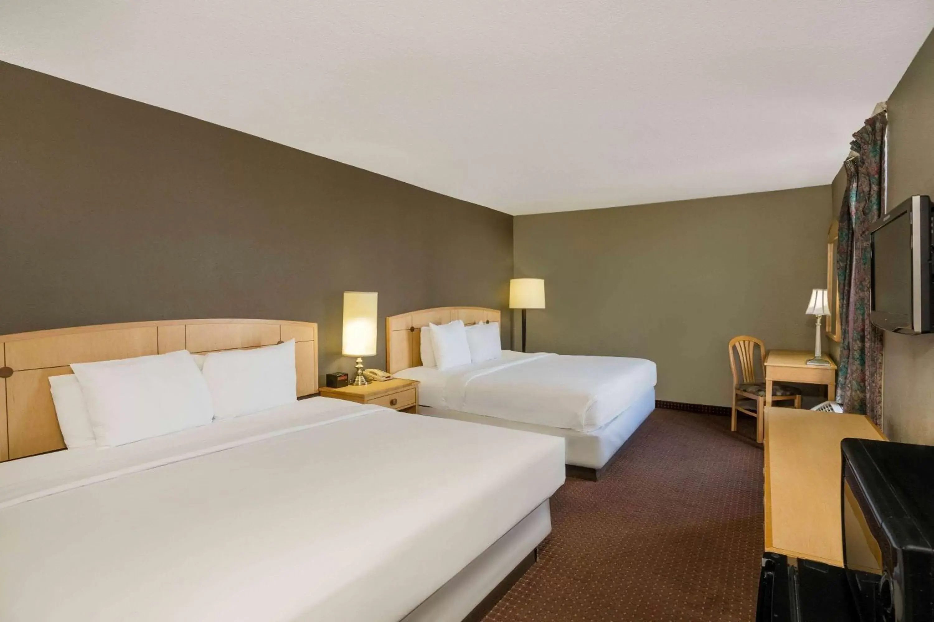 Photo of the whole room, Bed in Travelodge by Wyndham Memphis Airport/Graceland