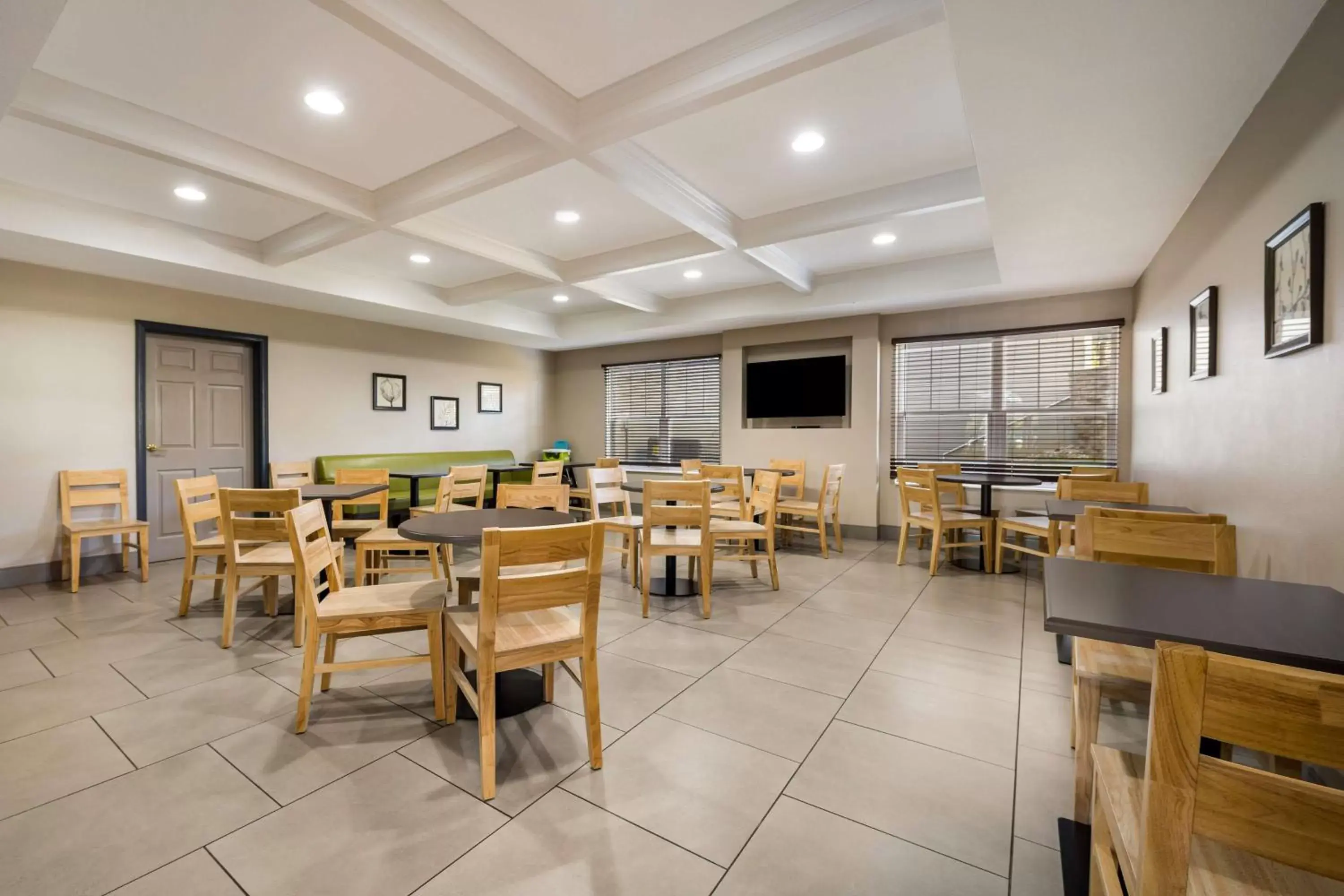 Breakfast, Restaurant/Places to Eat in Country Inn & Suites by Radisson, Freeport, IL