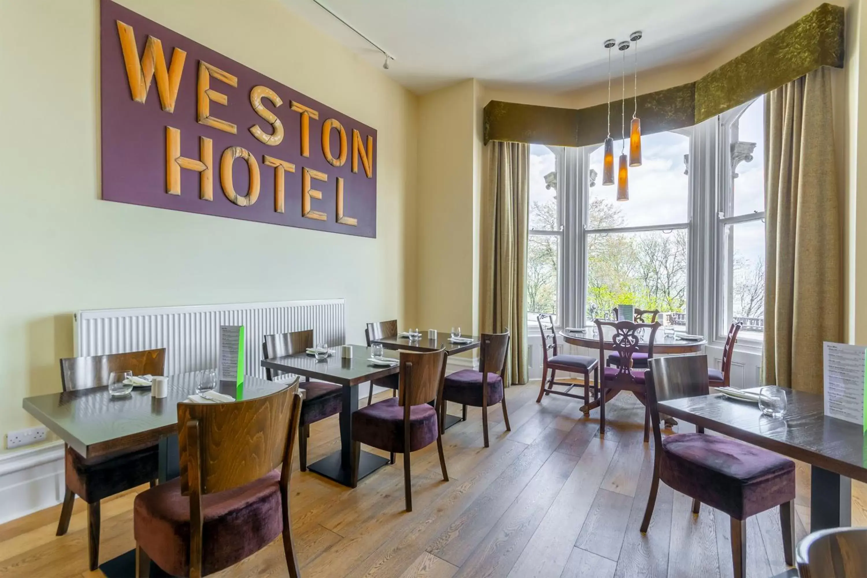 Restaurant/Places to Eat in Weston Hotel