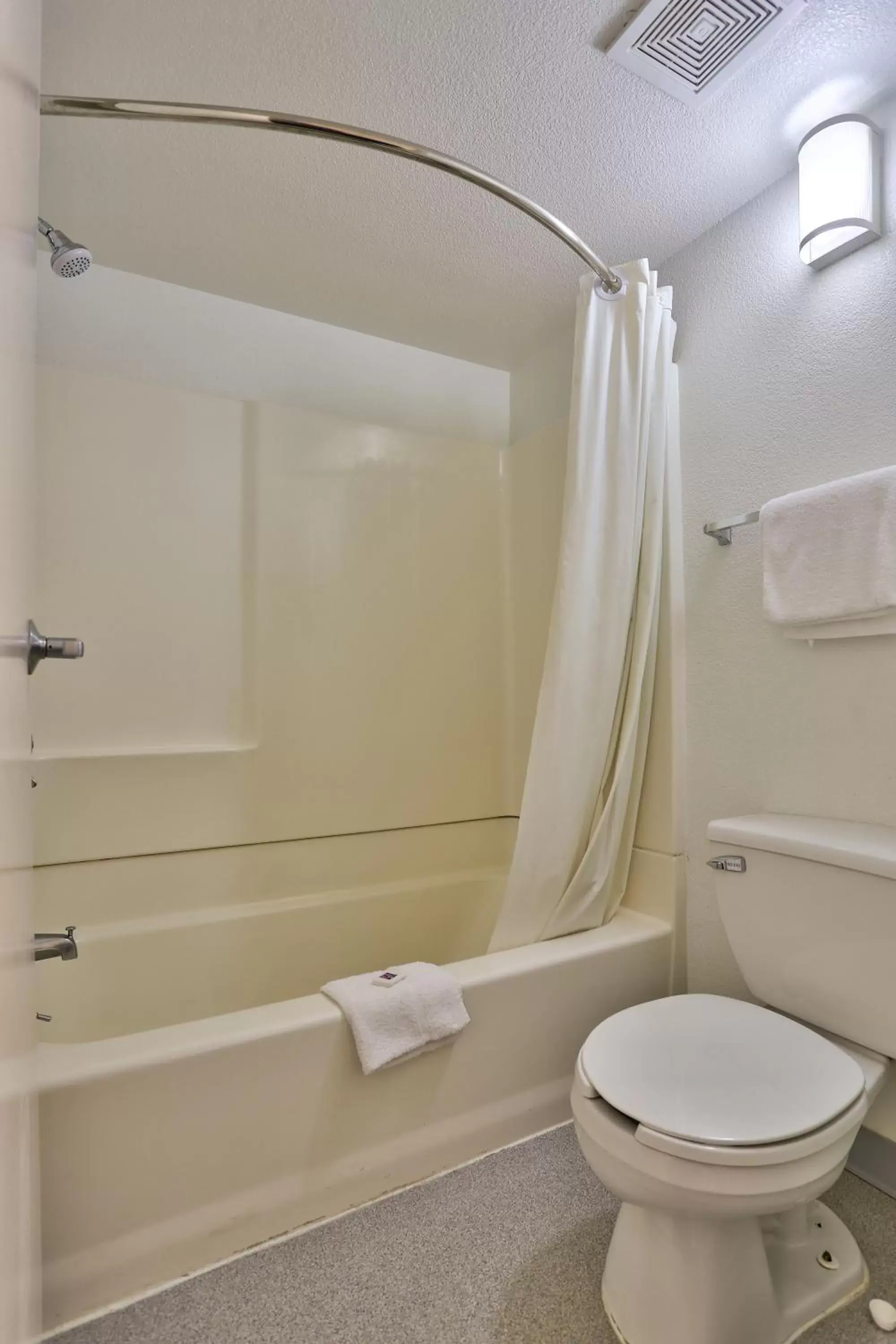 Shower, Bathroom in Motel 6-Kingman, AZ - Route 66 East