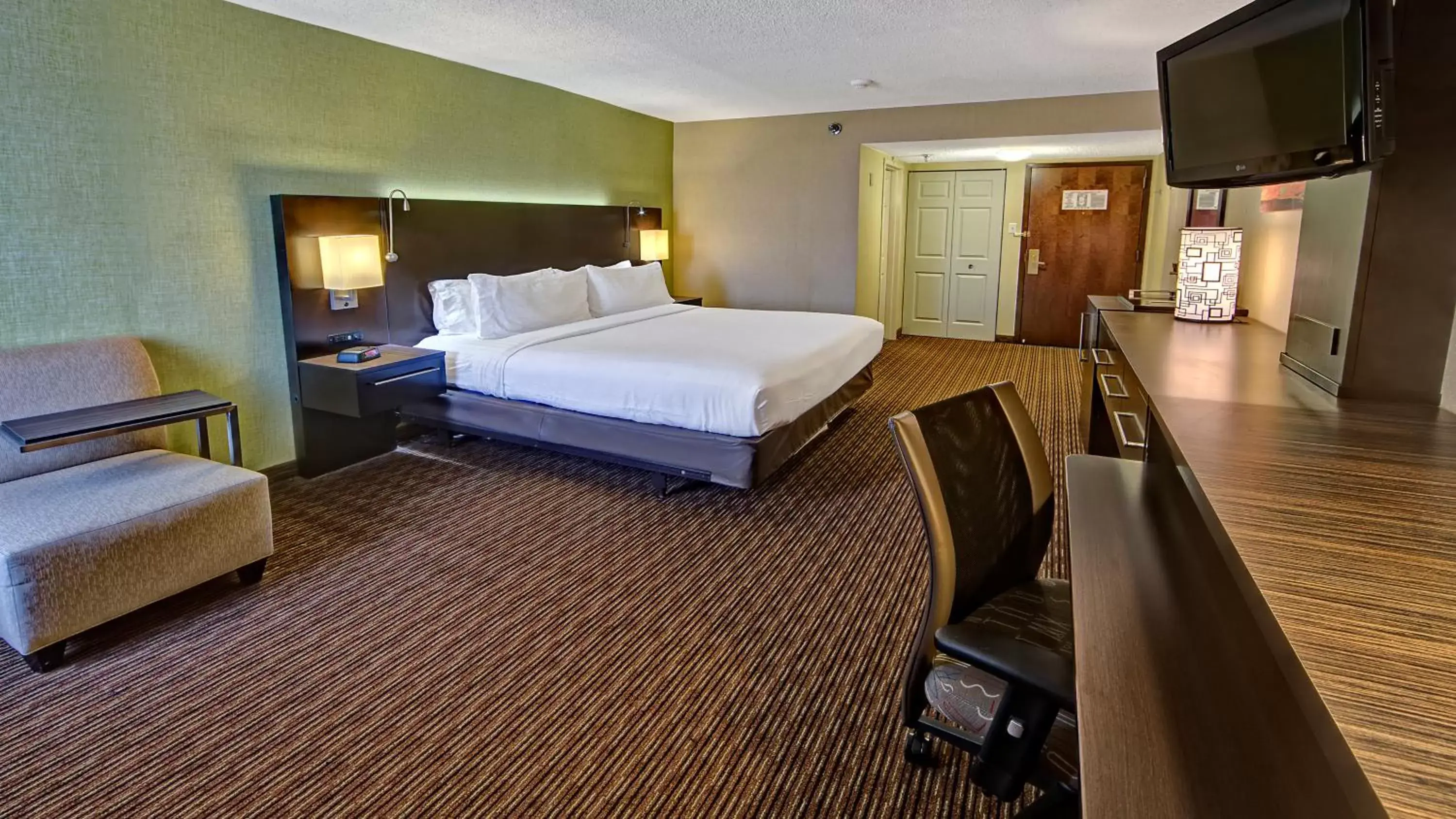 Bedroom in Clarion Hotel & Suites Conference Center Memphis Airport