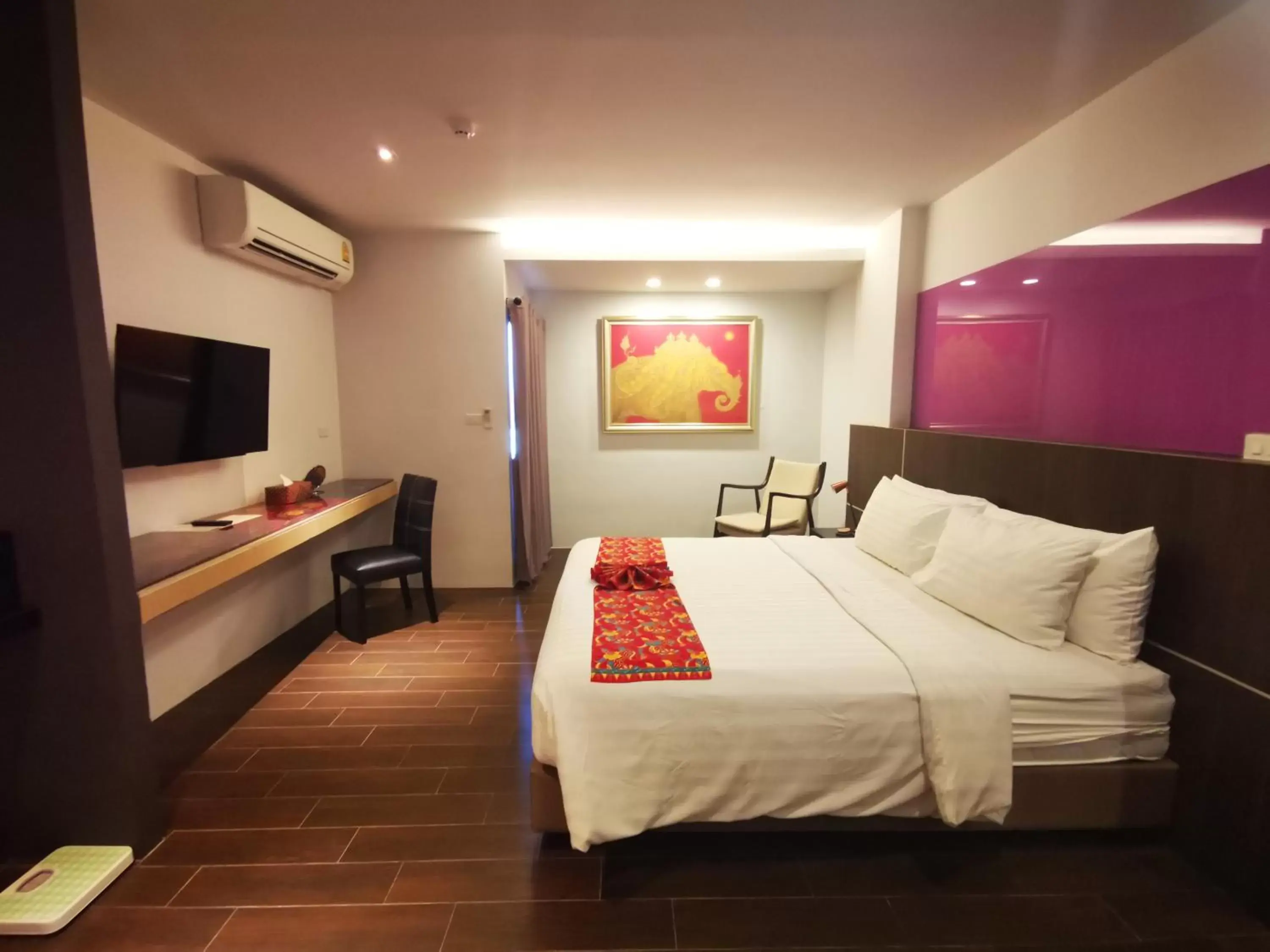 Communal lounge/ TV room, Bed in Mandy Nok Hotel