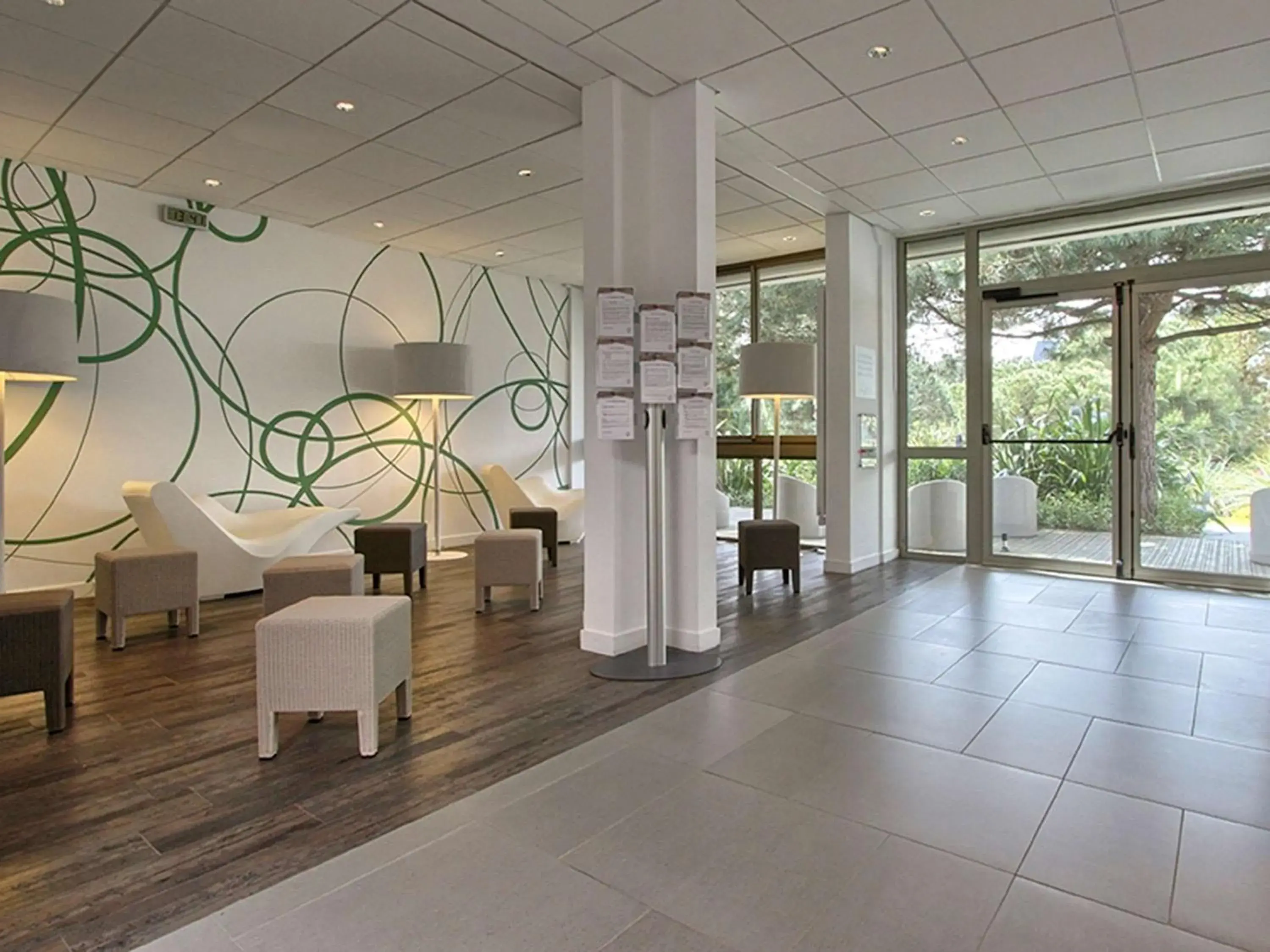 Fitness centre/facilities, Lobby/Reception in Emeria Dinard Hotel Thalasso & Spa
