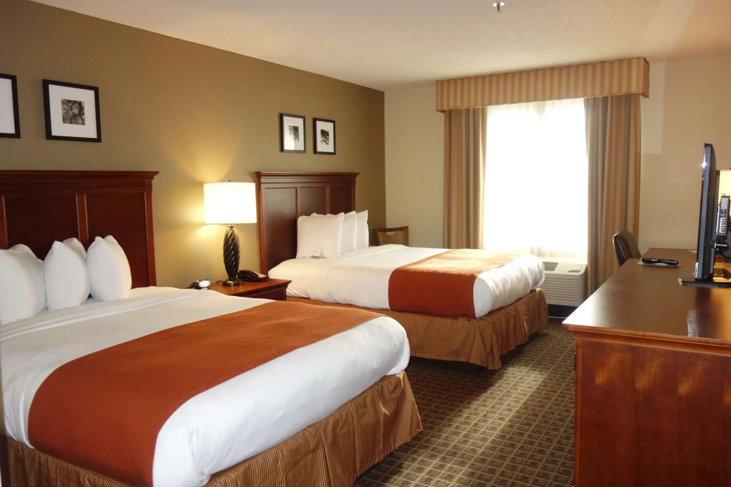 On site, Bed in Country Inn & Suites by Radisson, Lawrenceville, GA