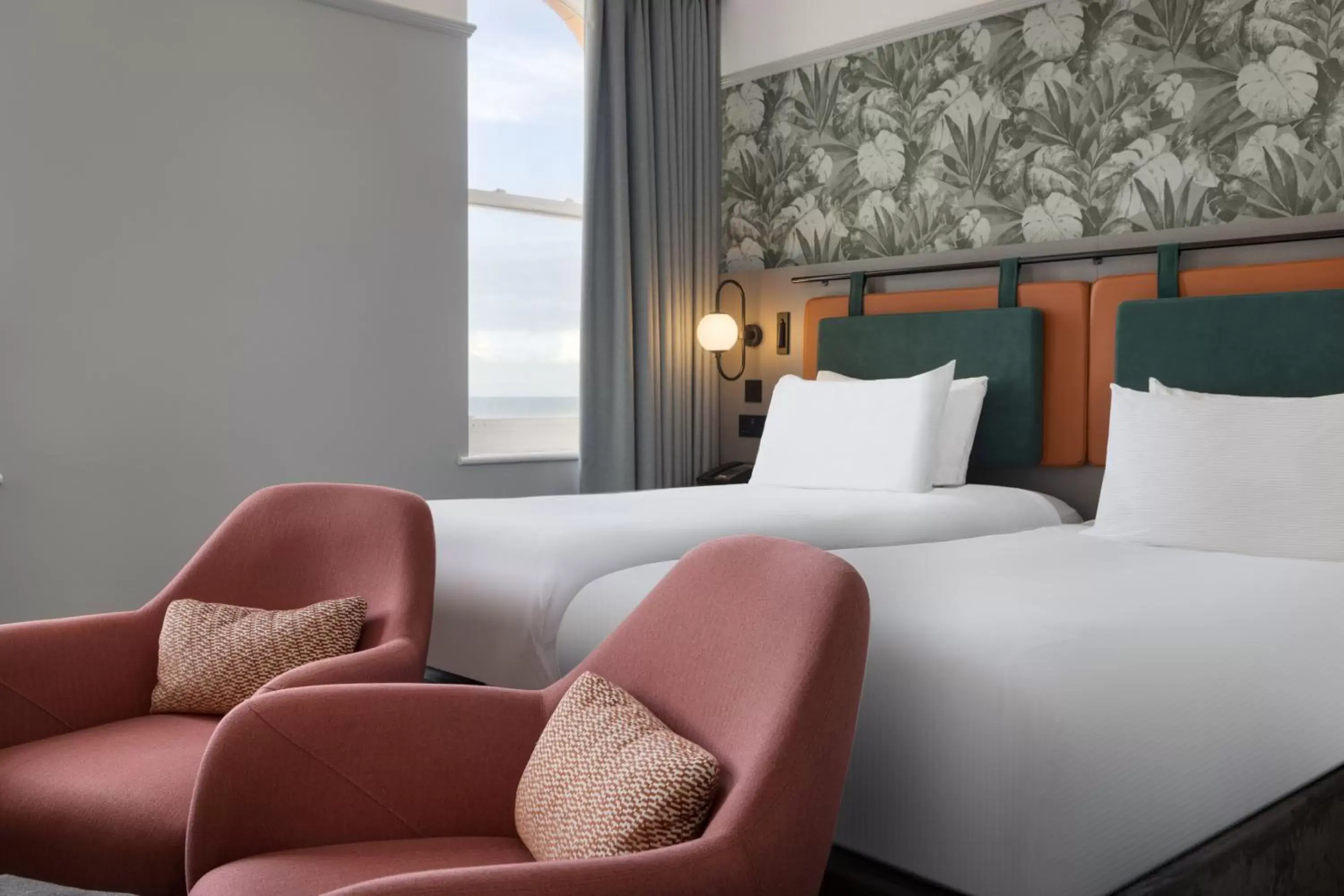 Superior Twin Room with Sea View in DoubleTree By Hilton Brighton Metropole