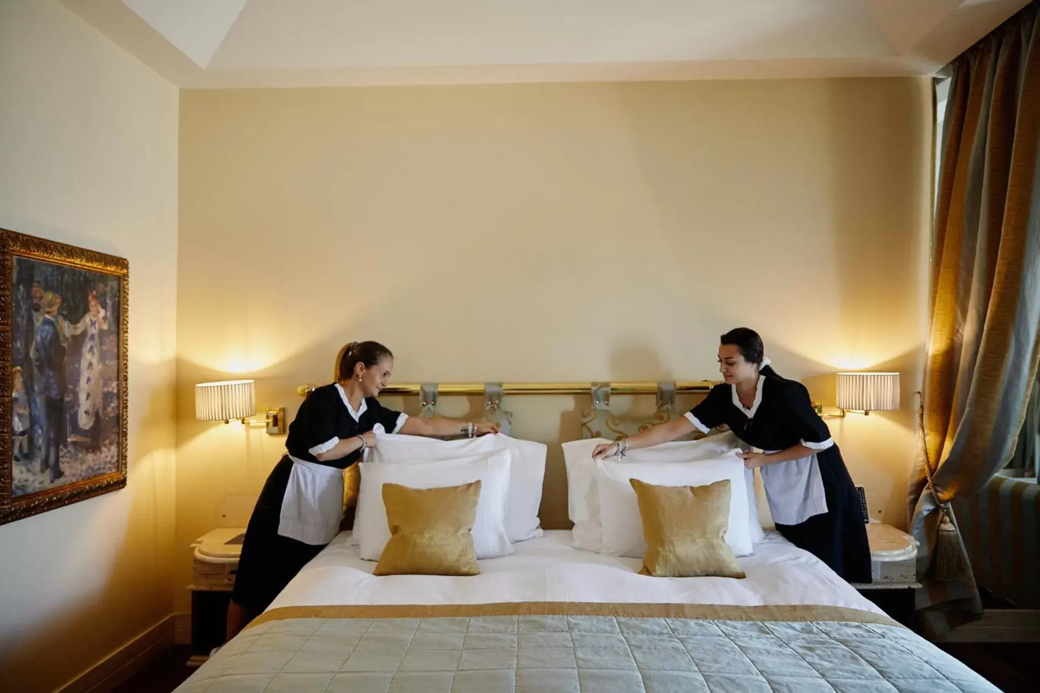 Bed in Villa Principe Leopoldo - Ticino Hotels Group