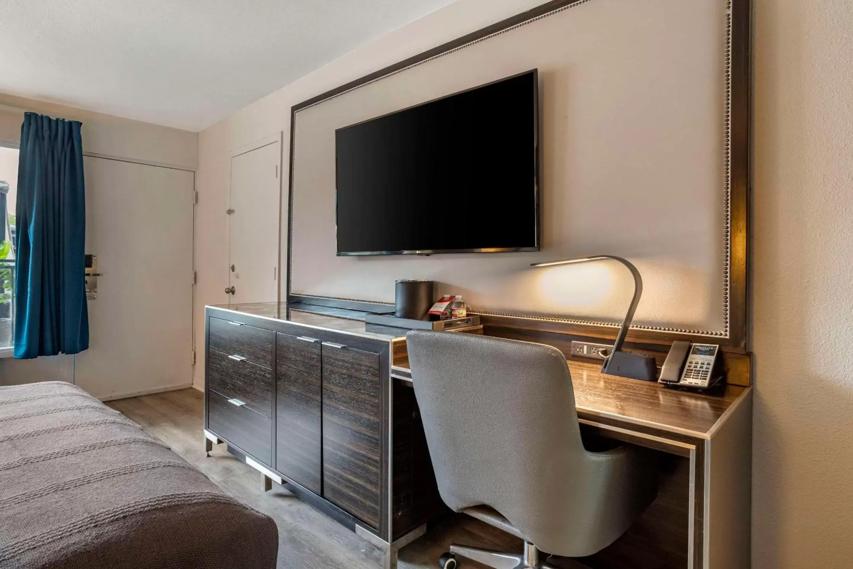 Bedroom, TV/Entertainment Center in Heights House Hotel, Ascend Hotel Collection
