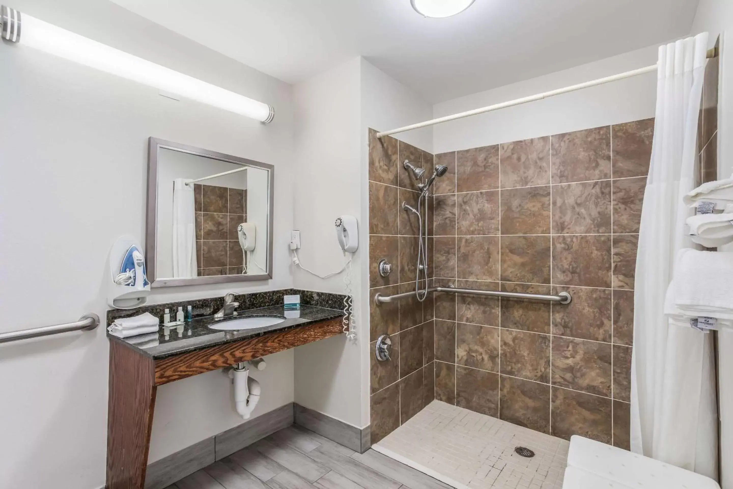 Bedroom in Quality Inn Gallatin-Nashville Metro Bedroom in Quality Inn Gallatin-Nashville Metro