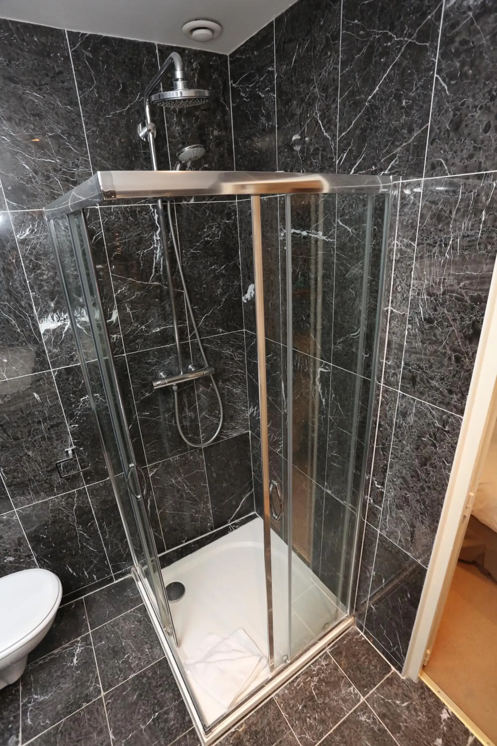 Shower, Bathroom in Hotel Boronali