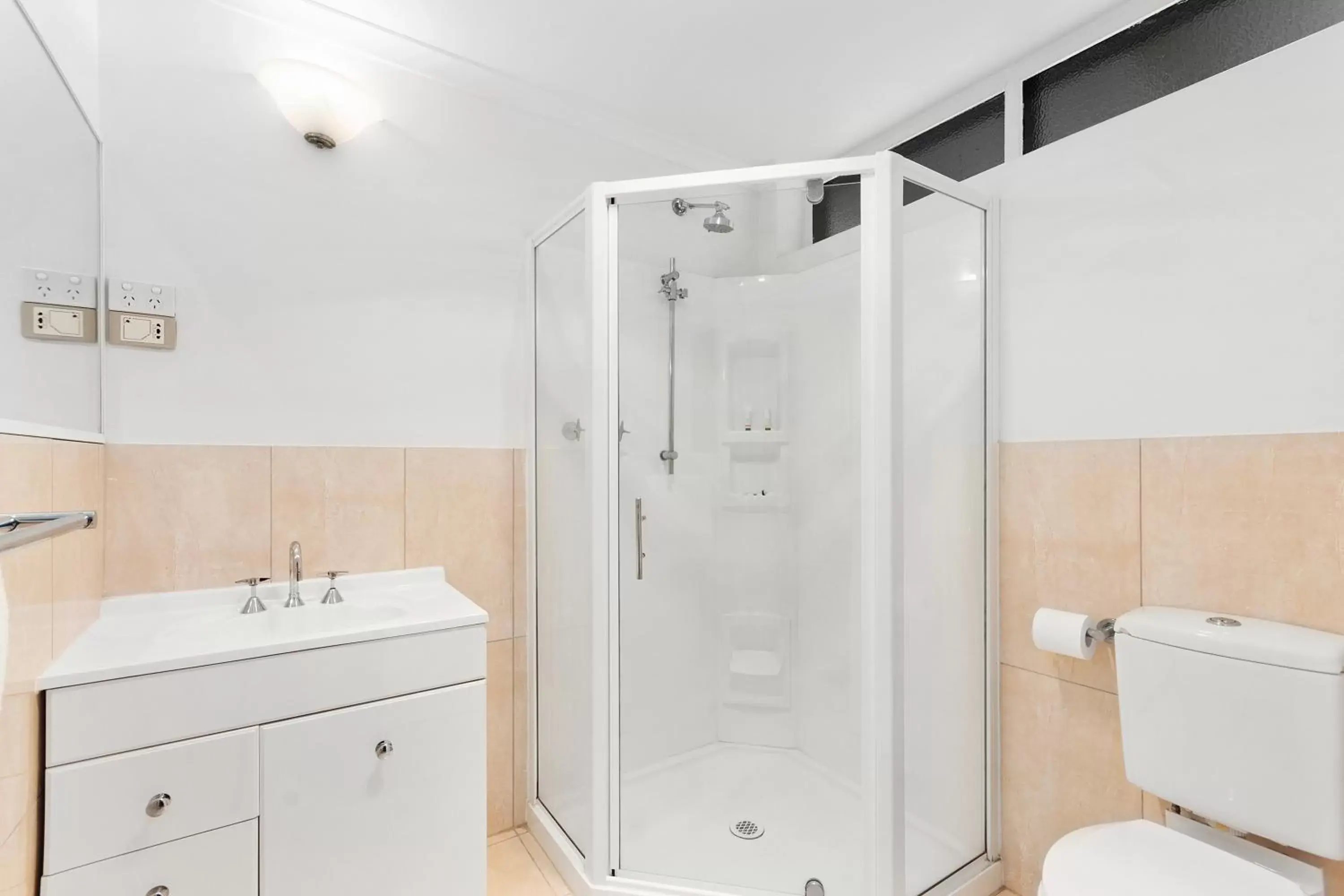 Shower, Bathroom in Quality Inn & Suites Traralgon