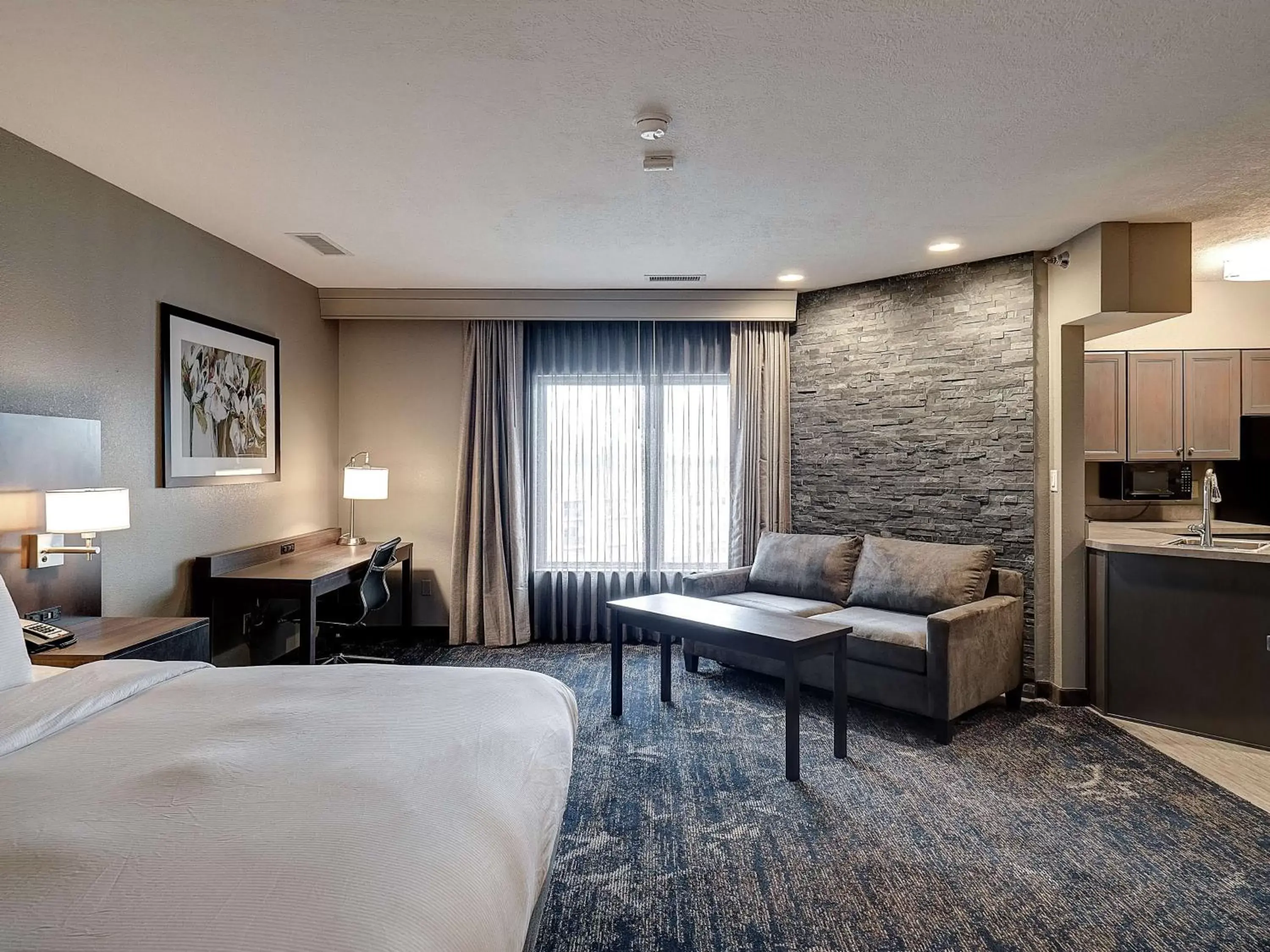 Bedroom, Seating Area in DoubleTree by Hilton Bloomington