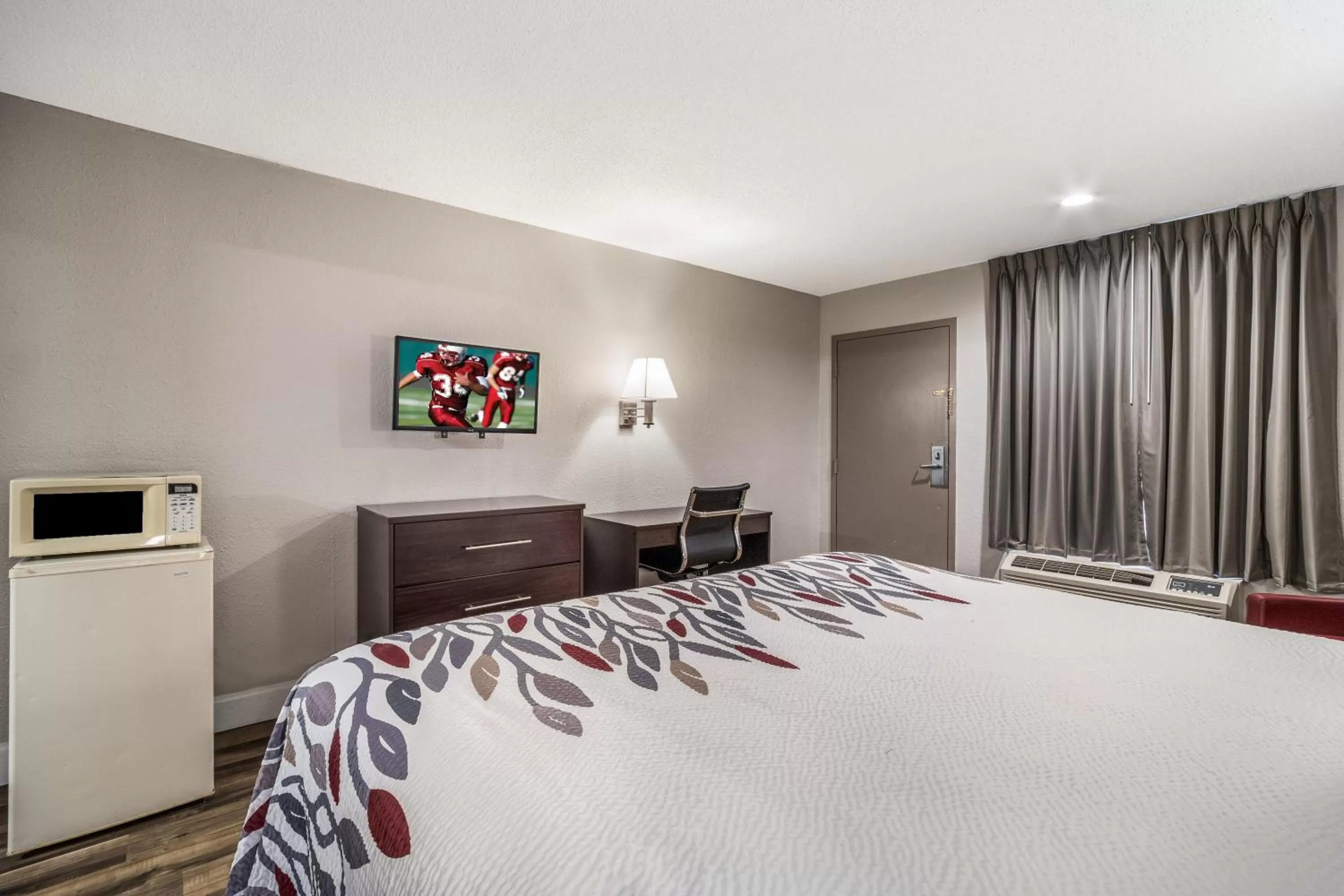 Photo of the whole room, Bed in Red Roof Inn Sumter