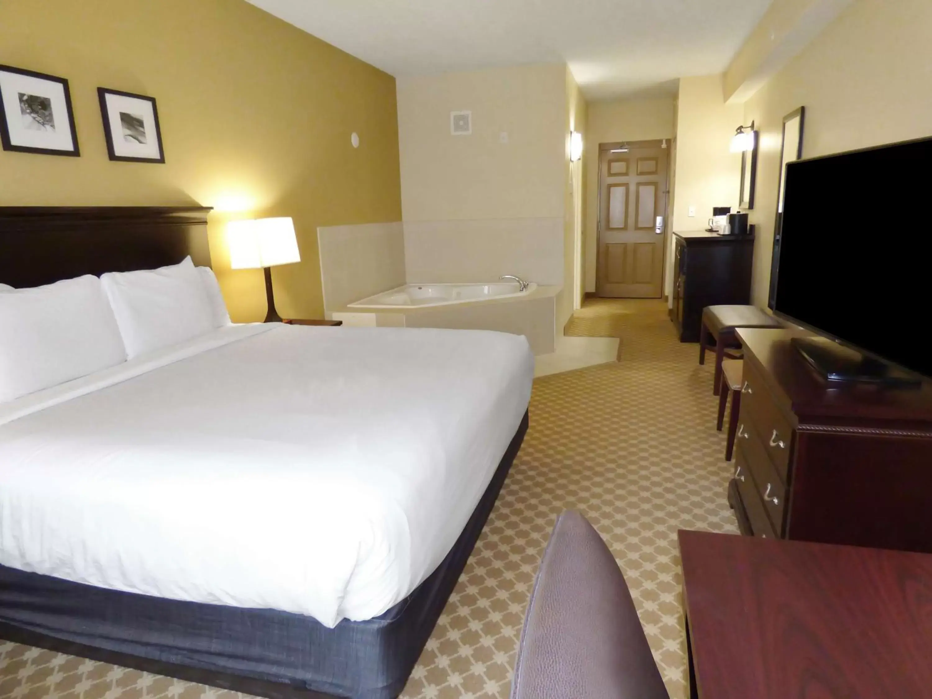 Photo of the whole room, Bed in Country Inn & Suites by Radisson, Port Orange-Daytona, FL