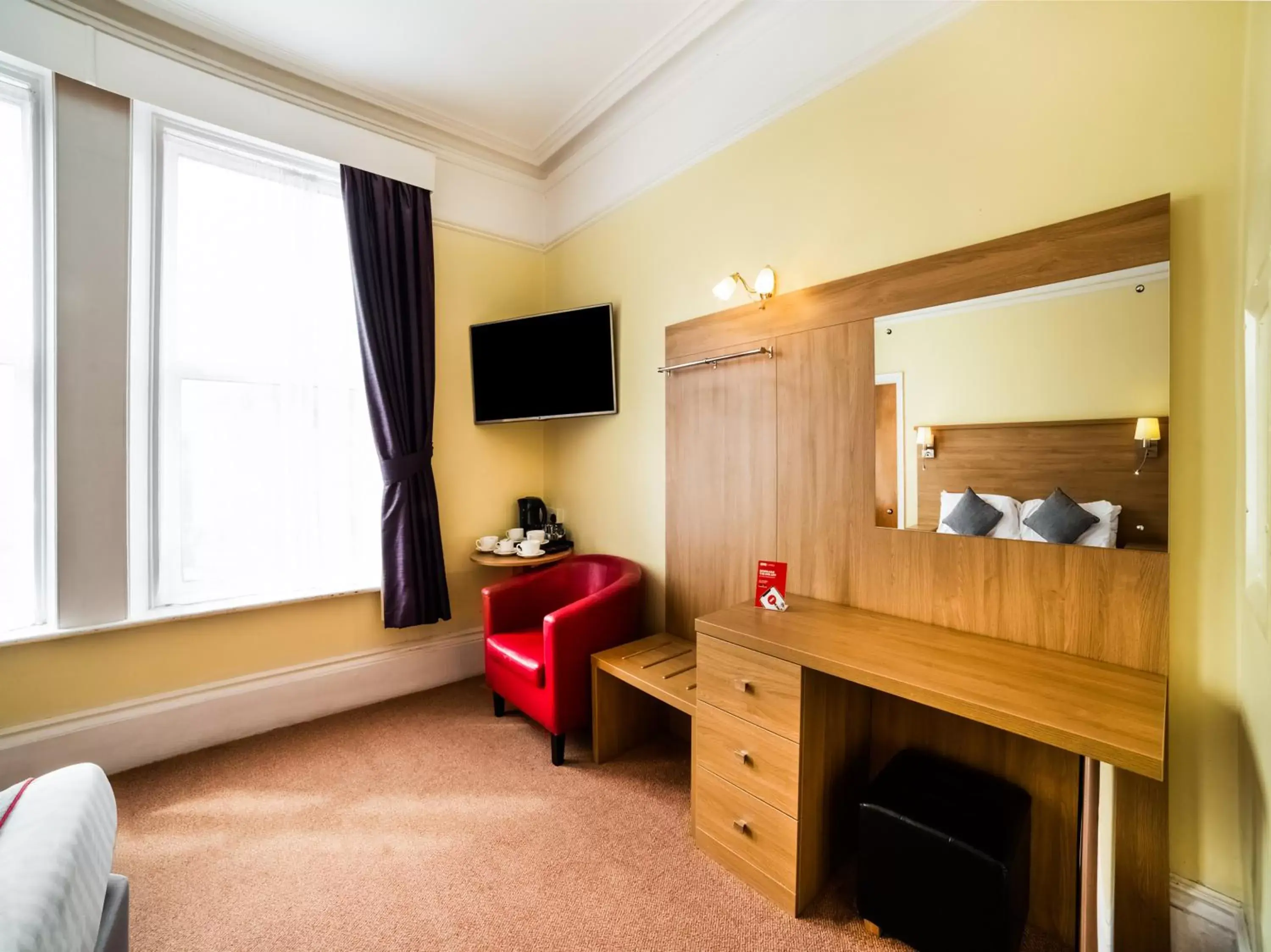 TV and multimedia, TV/Entertainment Center in OYO Eagle House Hotel, St Leonards Hastings