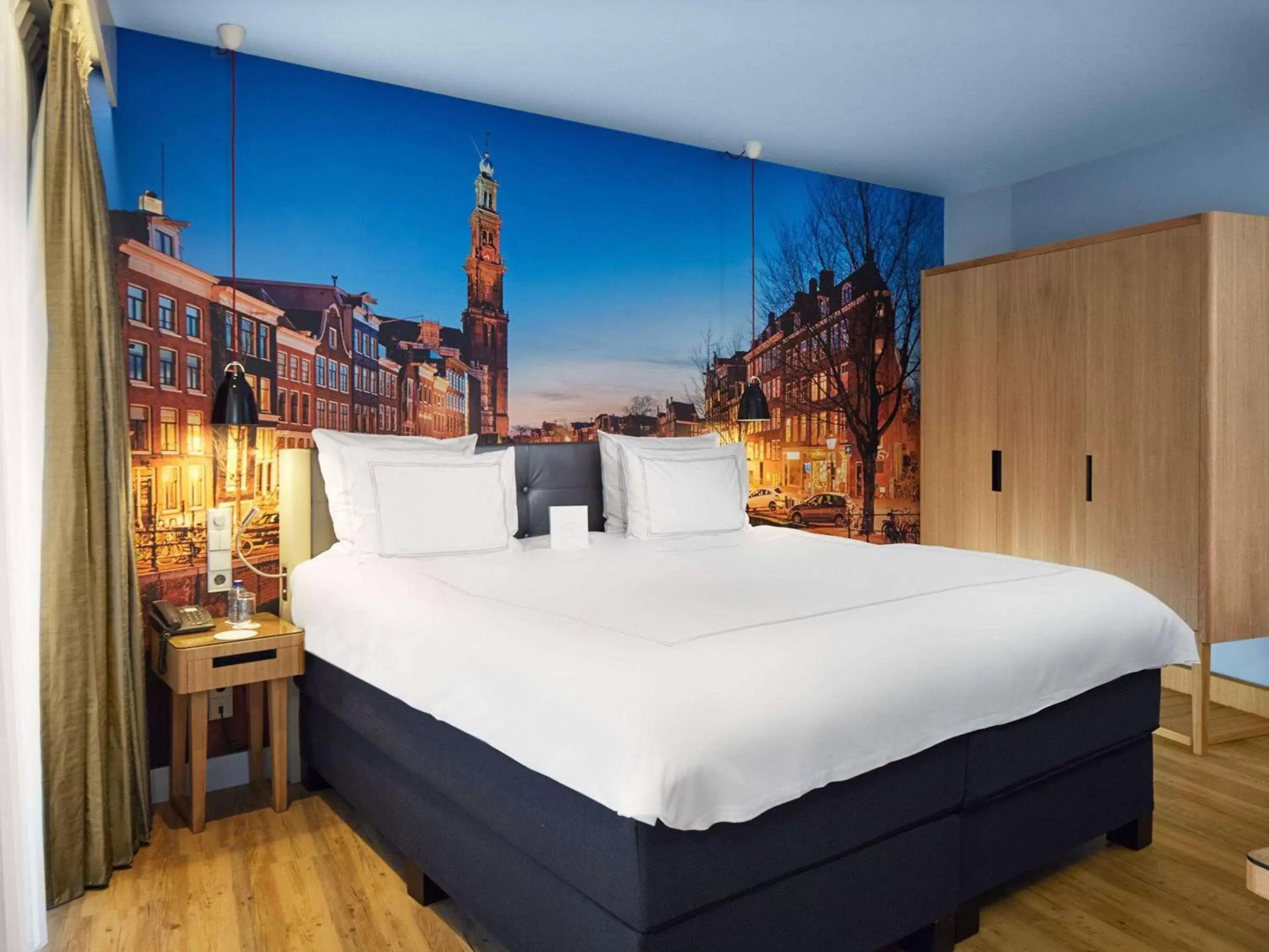 Photo of the whole room, Bed in Swissôtel Amsterdam