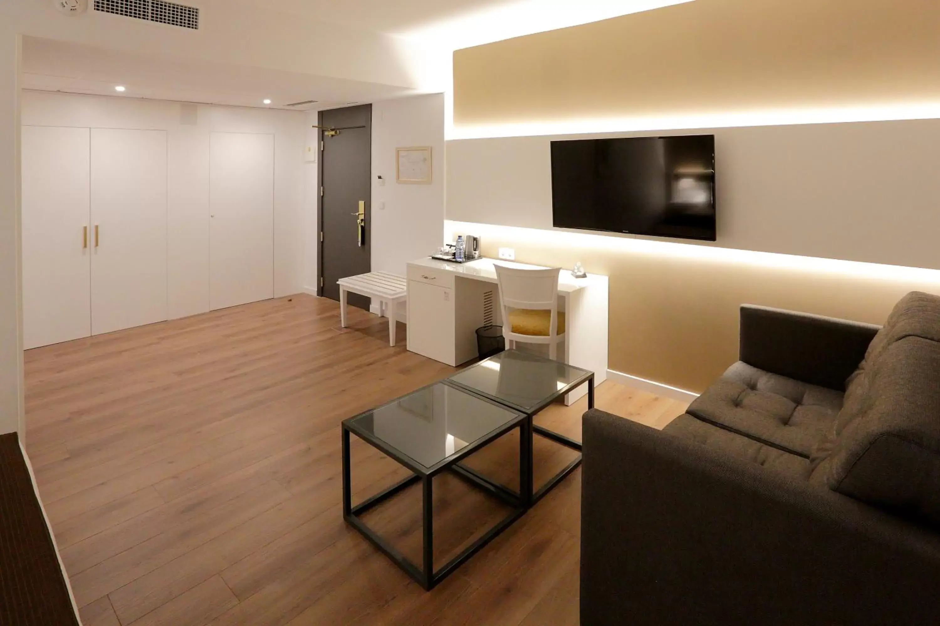 Bedroom, TV/Entertainment Center in Sercotel Alfonso XIII