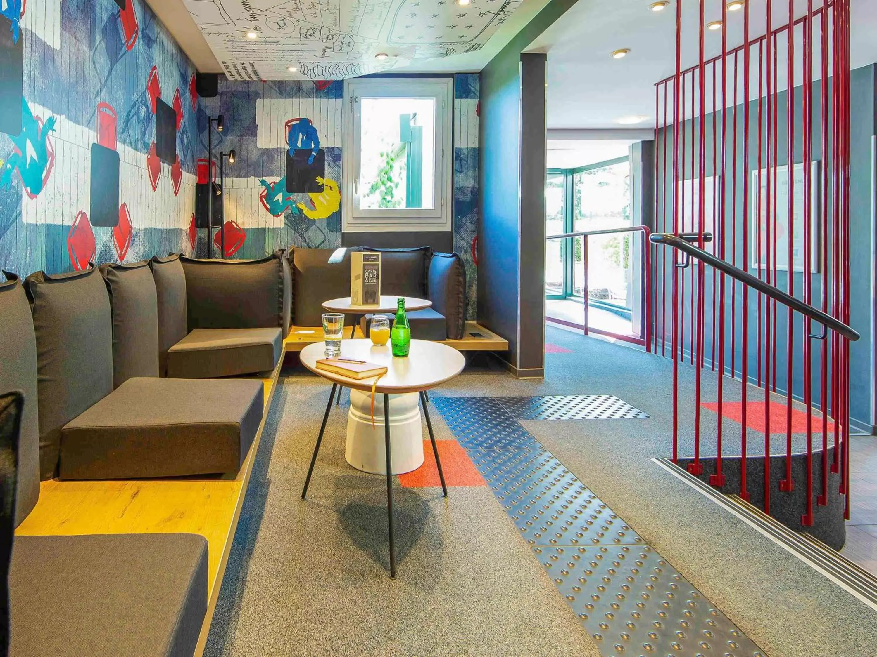 Lounge or bar in ibis Mulhouse Ile Napoleon