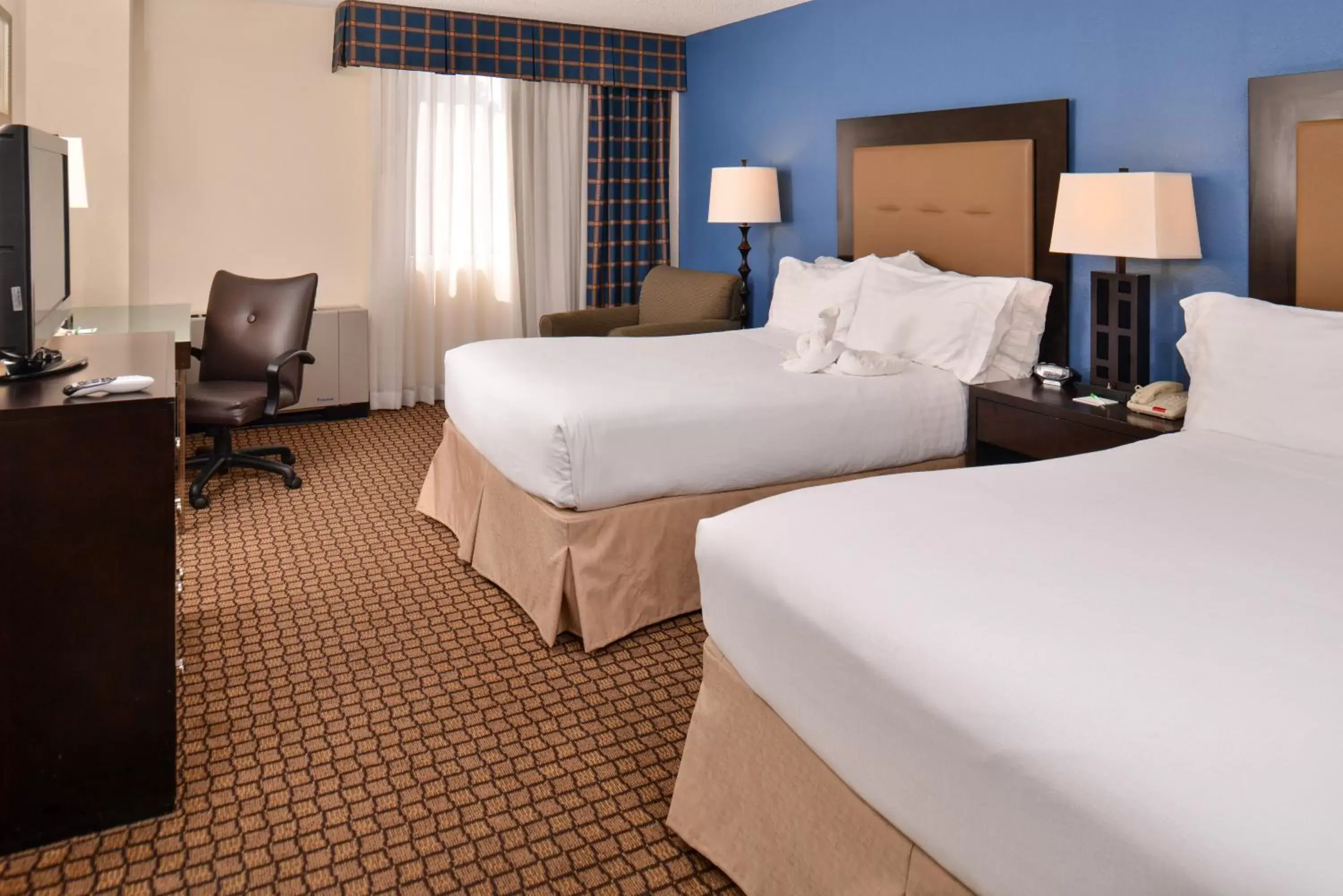 Photo of the whole room, Bed in Ramada Plaza by Wyndham Sheridan Hotel & Convention Center