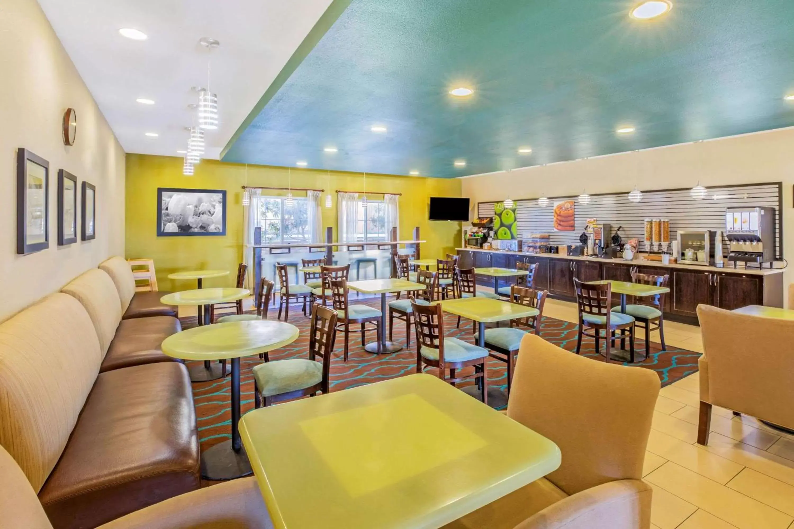 Restaurant/places to eat, Lounge/Bar in La Quinta by Wyndham Floresville