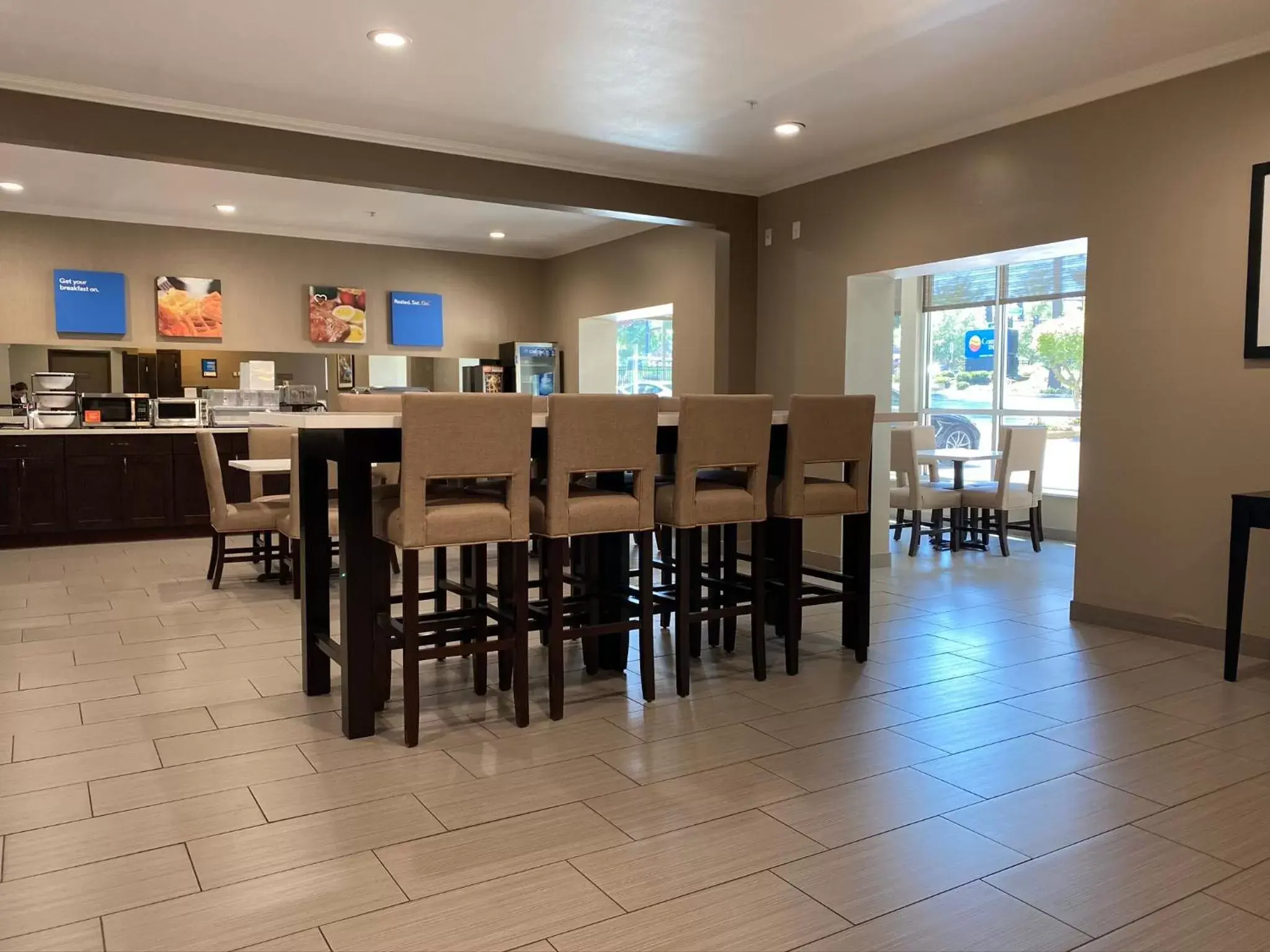 Seating area, Restaurant/Places to Eat in Comfort Inn Lacey - Olympia