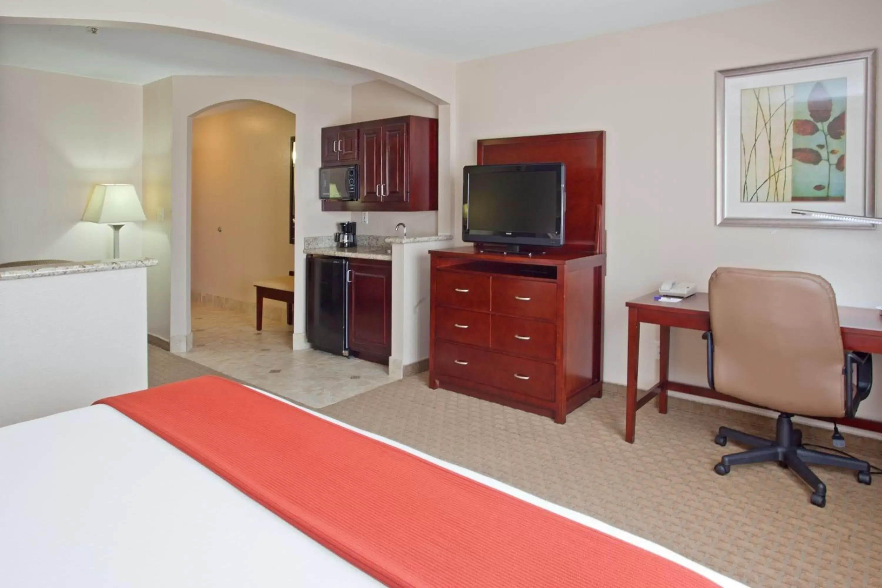 Bedroom, TV/Entertainment Center in Holiday Inn Express & Suites College Station, an IHG Hotel