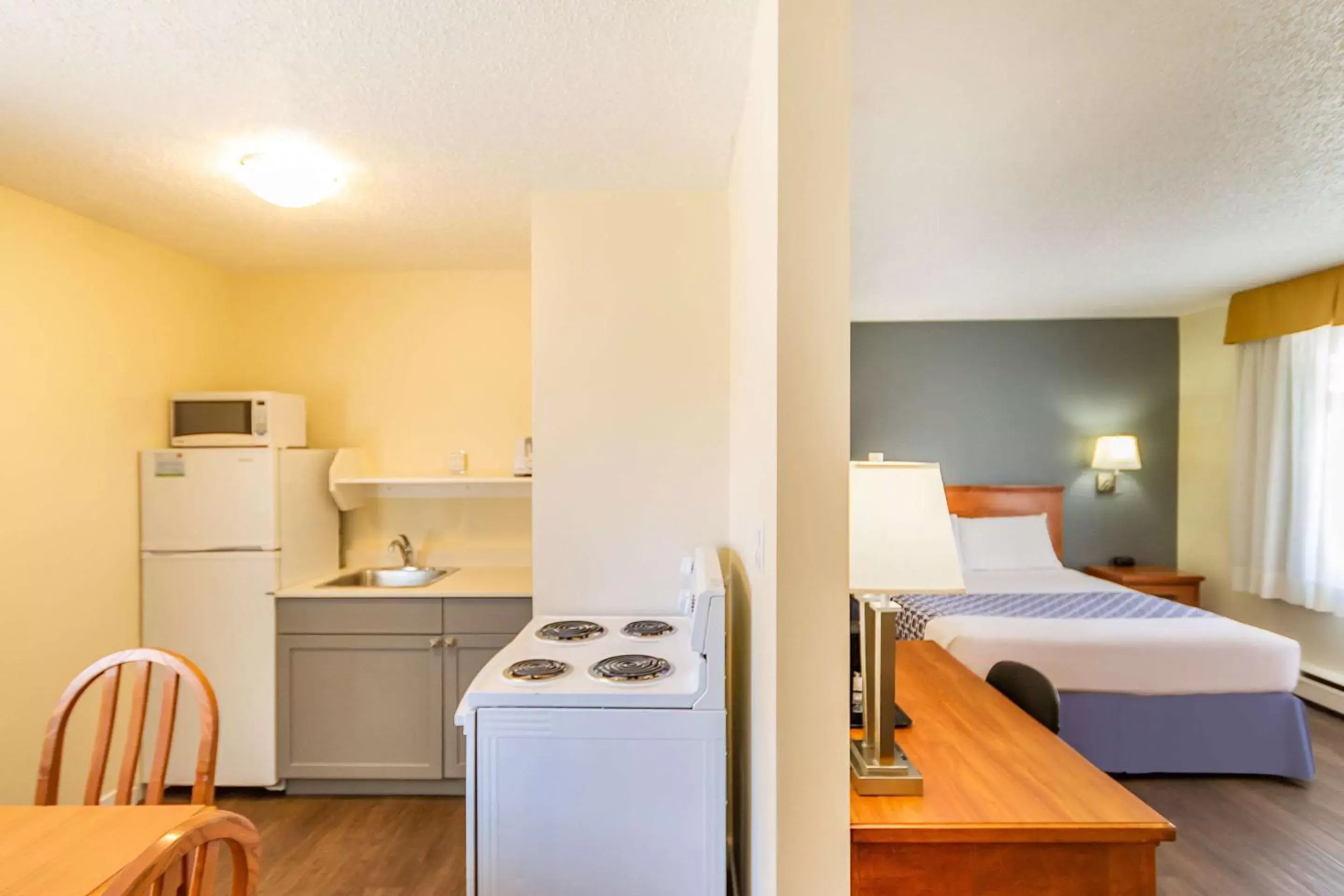 Bedroom, Kitchen/Kitchenette in Econo Lodge Inn & Suites University