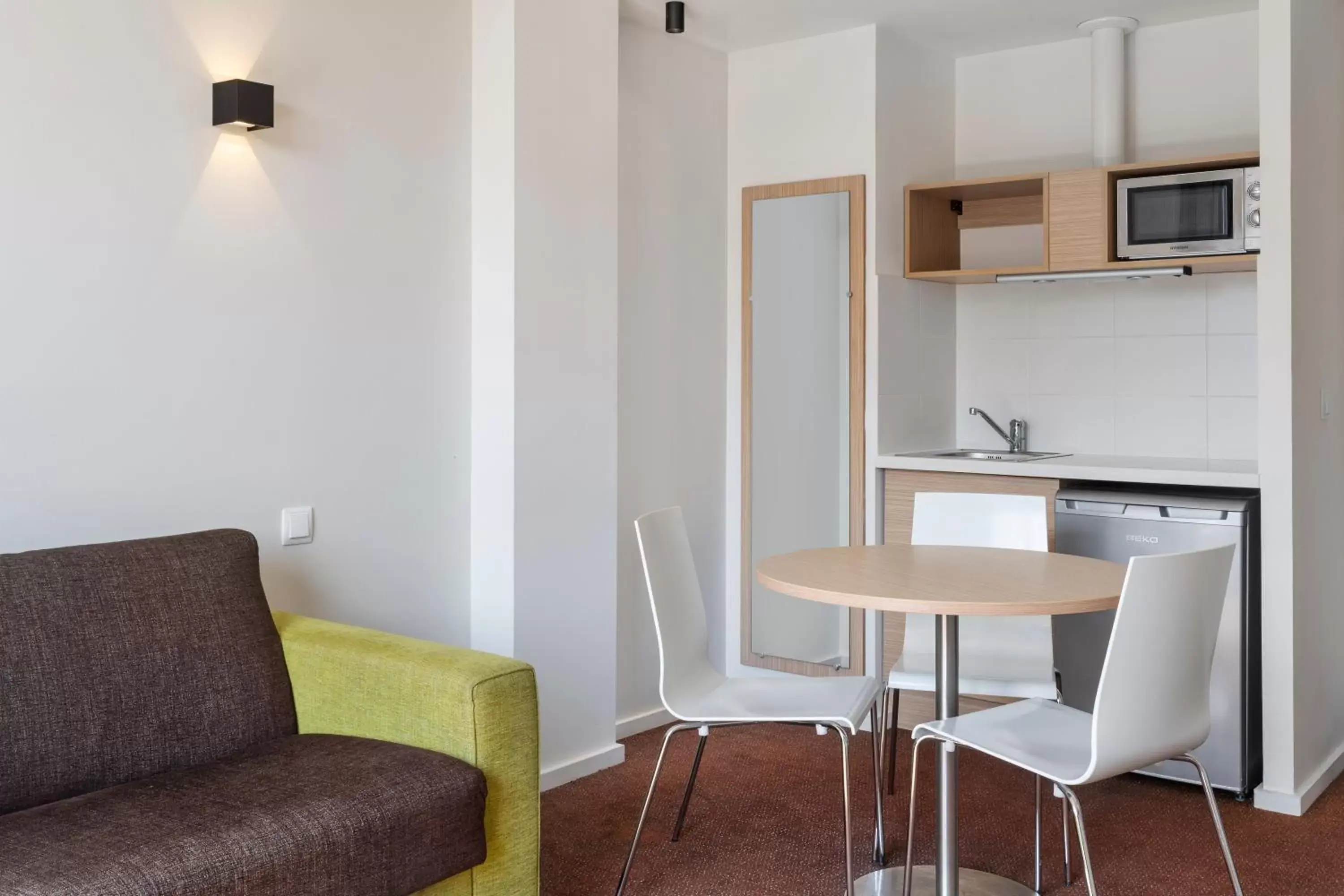 Kitchen or kitchenette, Dining Area in B&B HOTEL Barcelona Sant Cugat