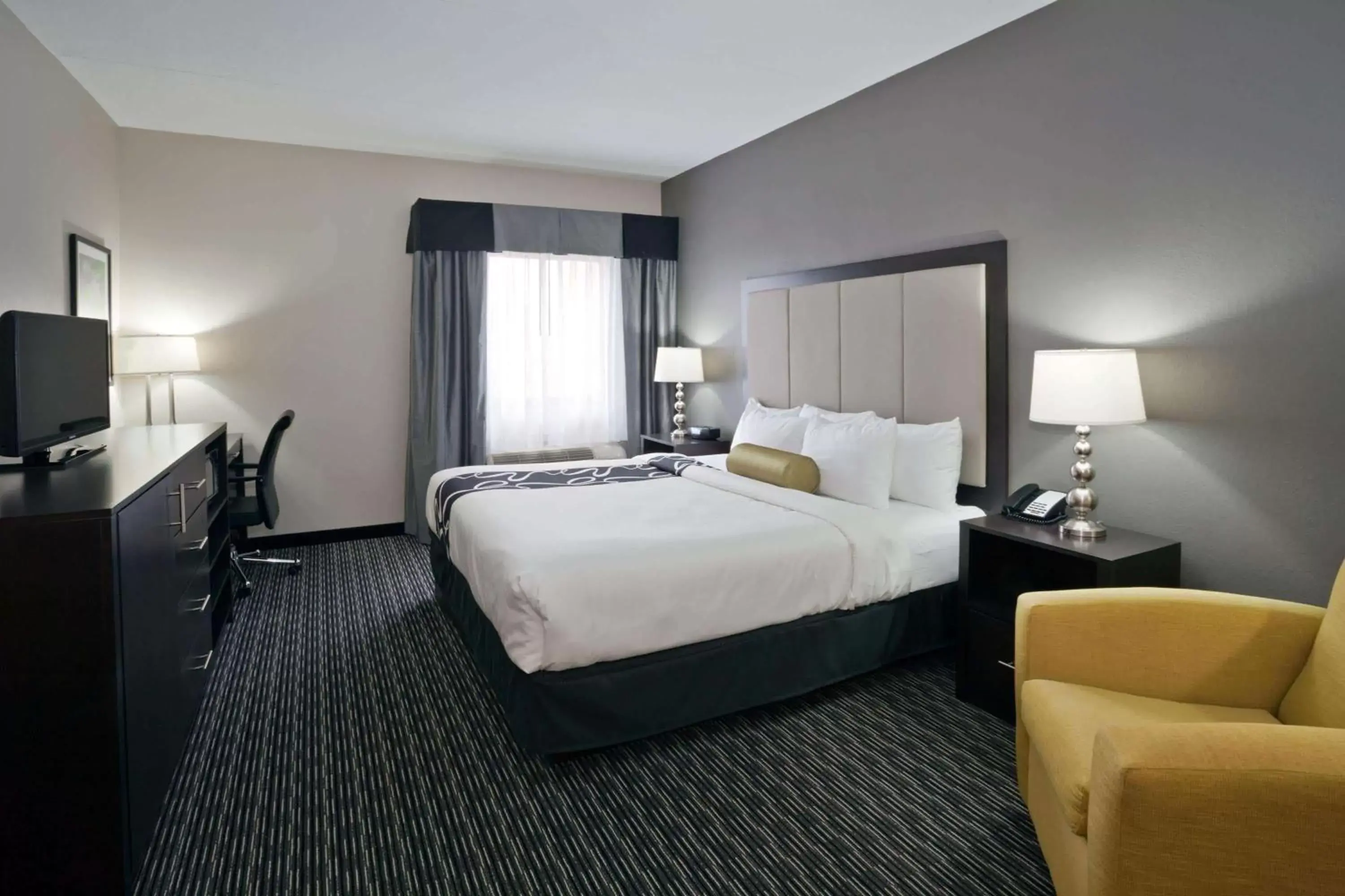 Photo of the whole room, Bed in La Quinta by Wyndham Detroit Metro Airport