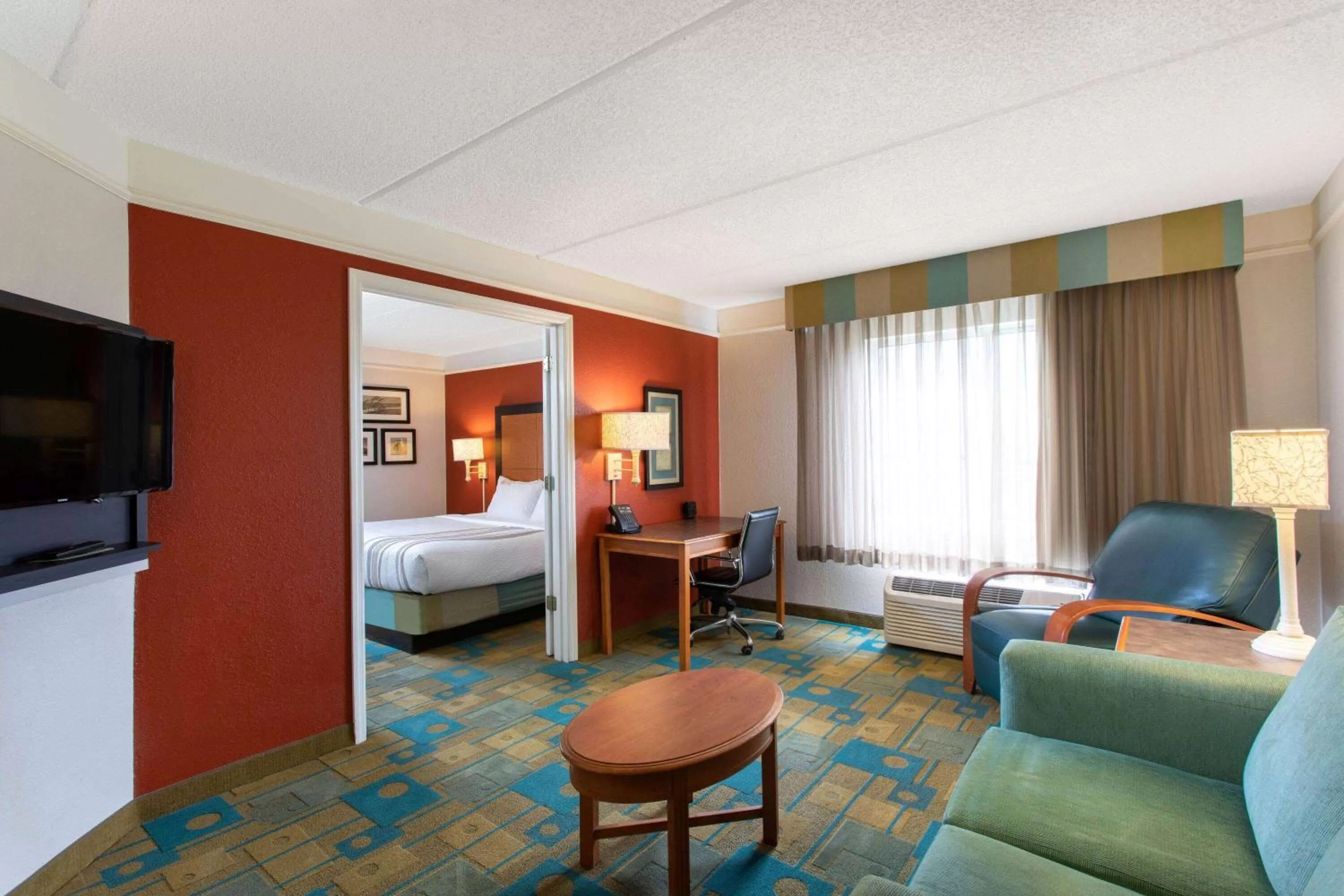 King Suite in La Quinta by Wyndham Jacksonville Butler Blvd