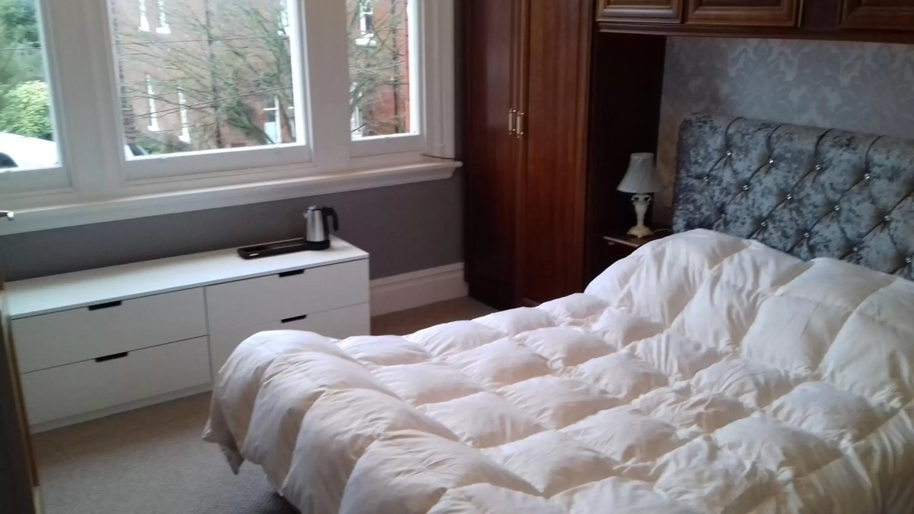 Bed in Lansdown House Bed & Breakfast