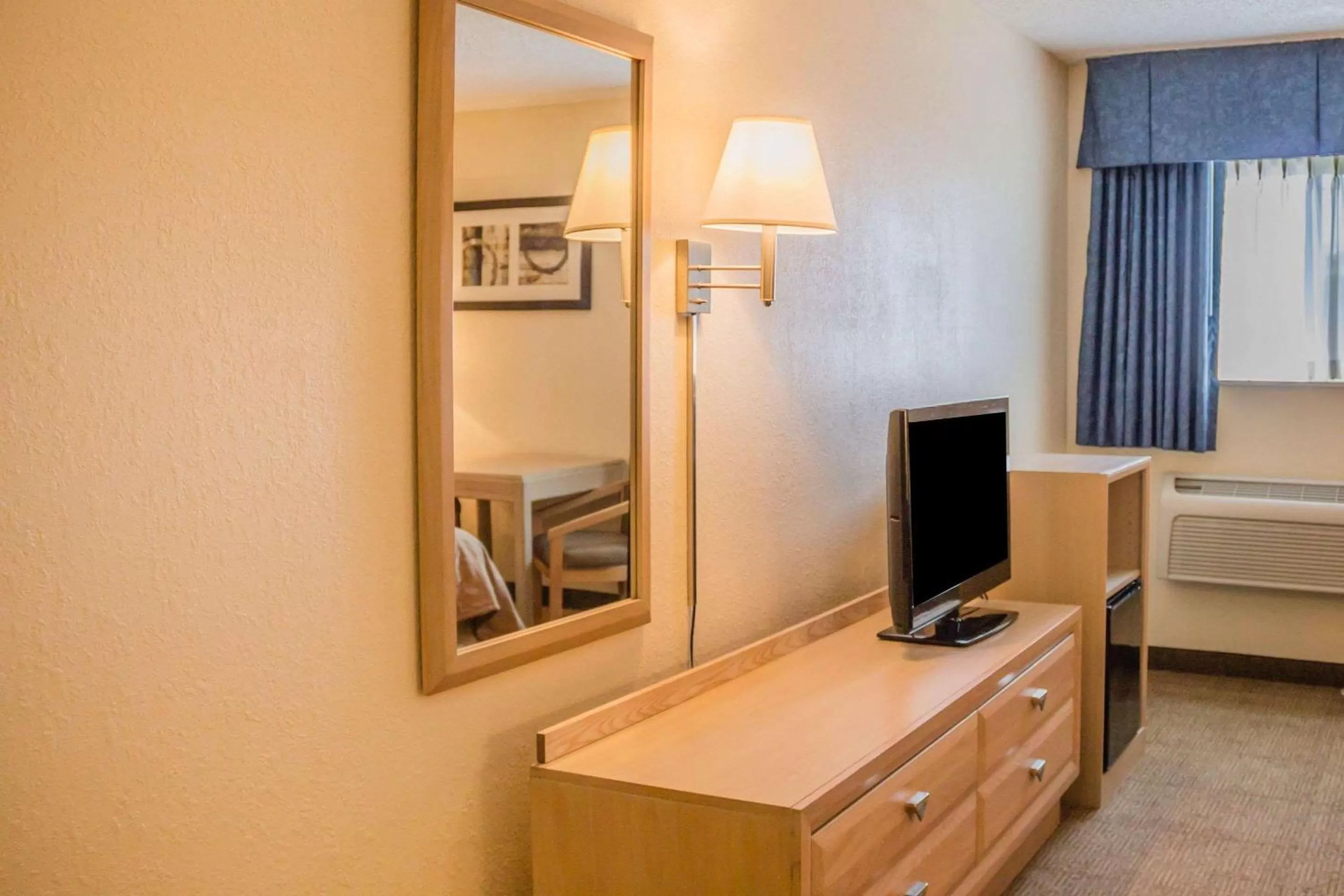 Photo of the whole room in Quality Inn Port Clinton Waterfront