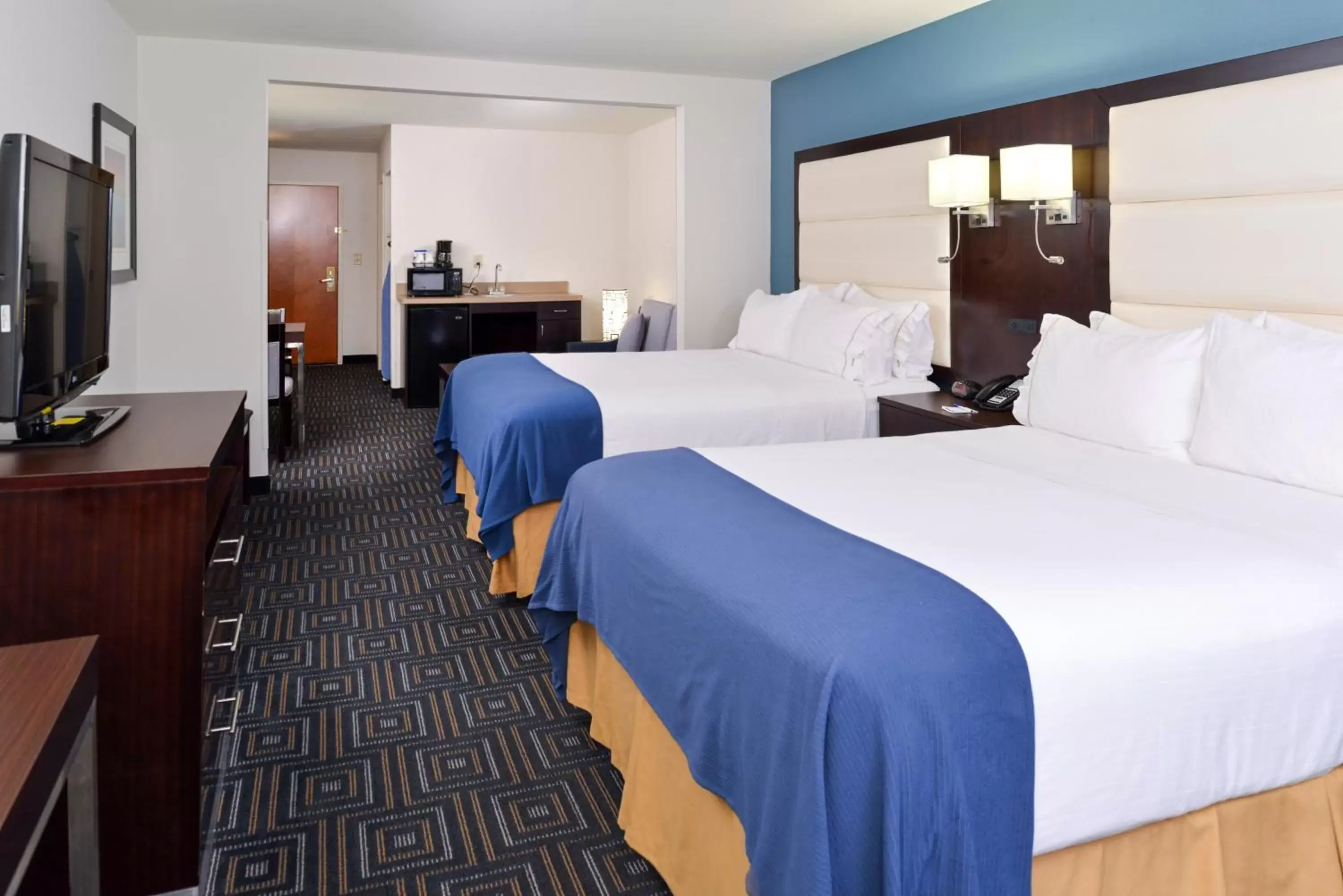 Photo of the whole room, Bed in Holiday Inn Express Hotel & Suites Bessemer, an IHG Hotel