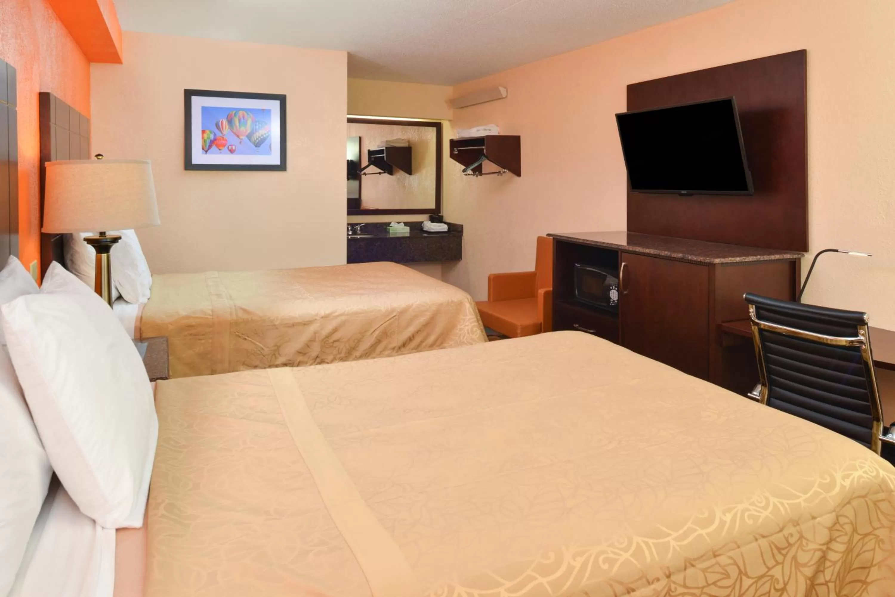 Bed in Americas Best Value Inn-Pittsburgh Airport