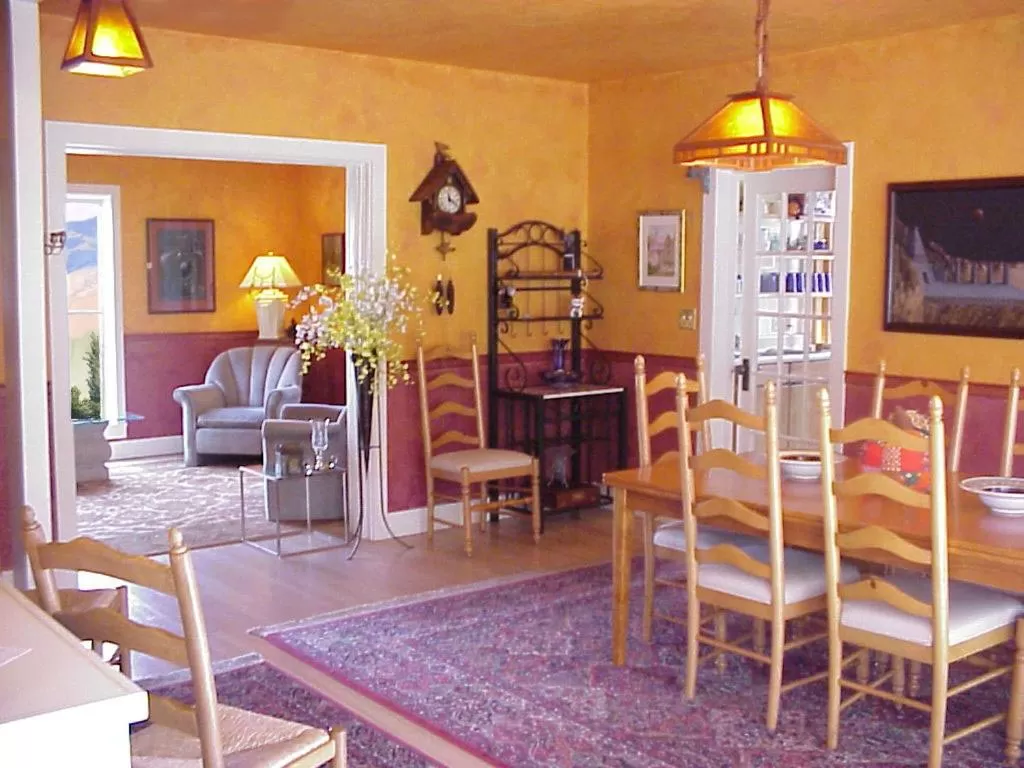 Decorative detail in Arden Forest Inn