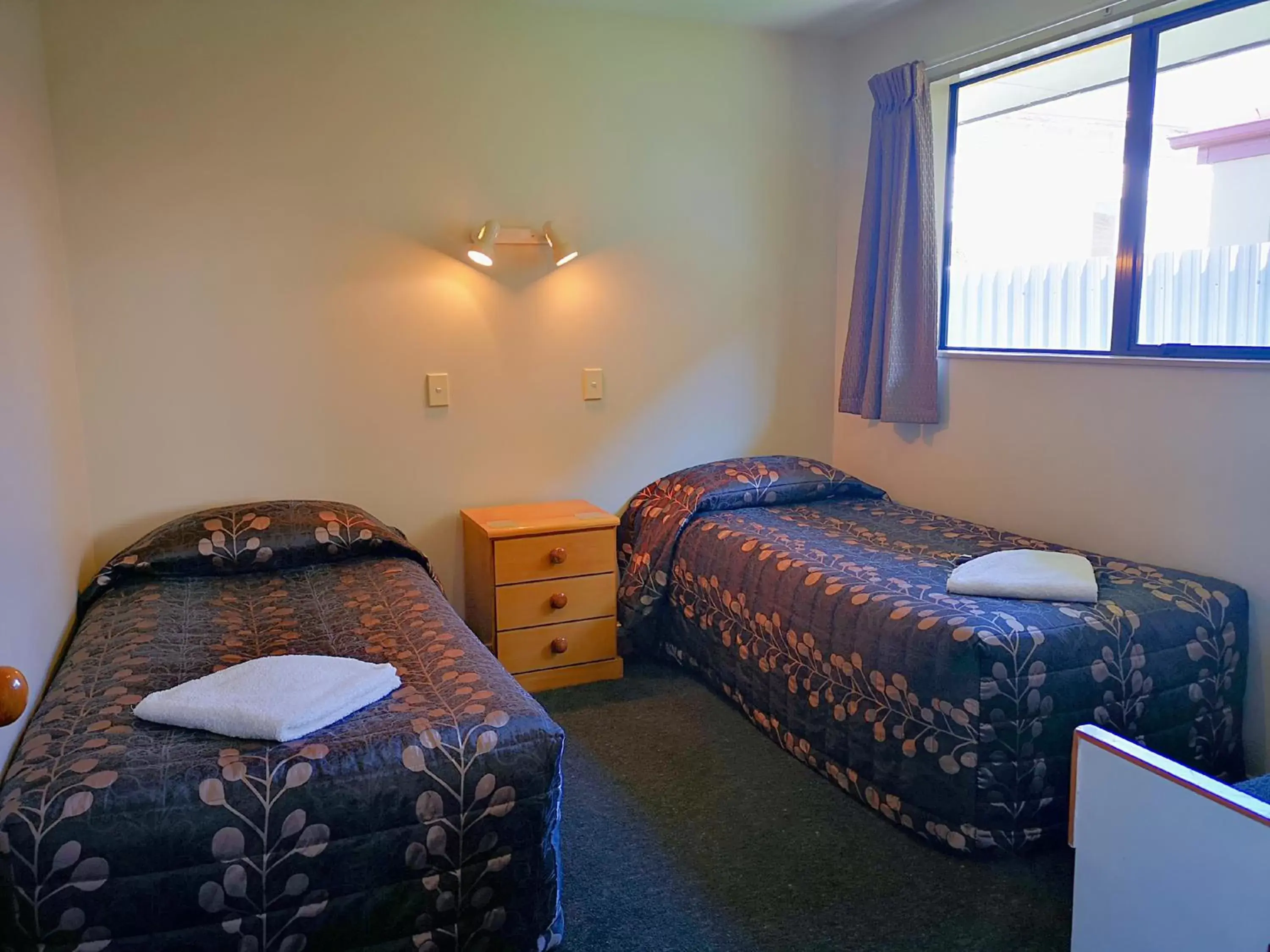 Bedroom, Bed in Aston Court Motel