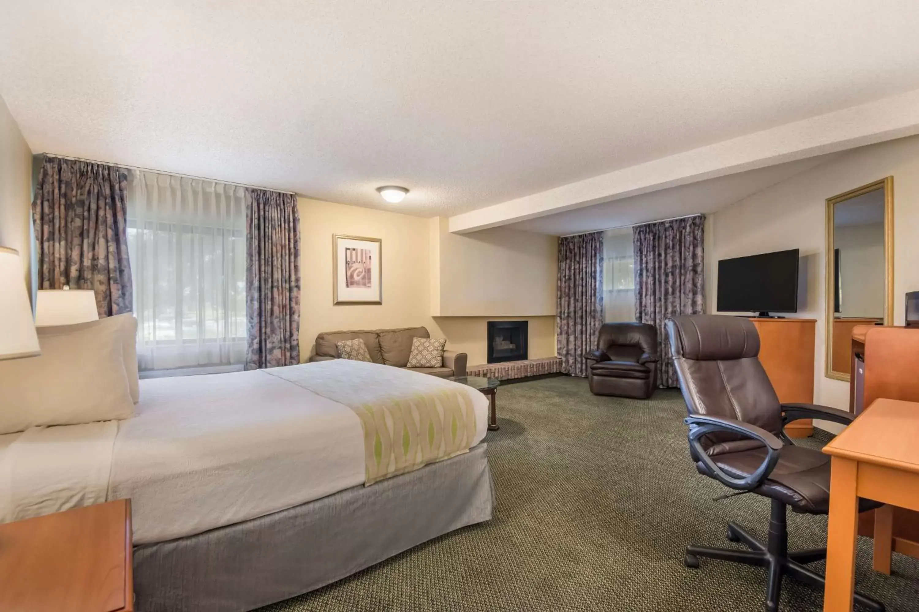 Bedroom in SureStay Plus Hotel by Best Western Reno Airport