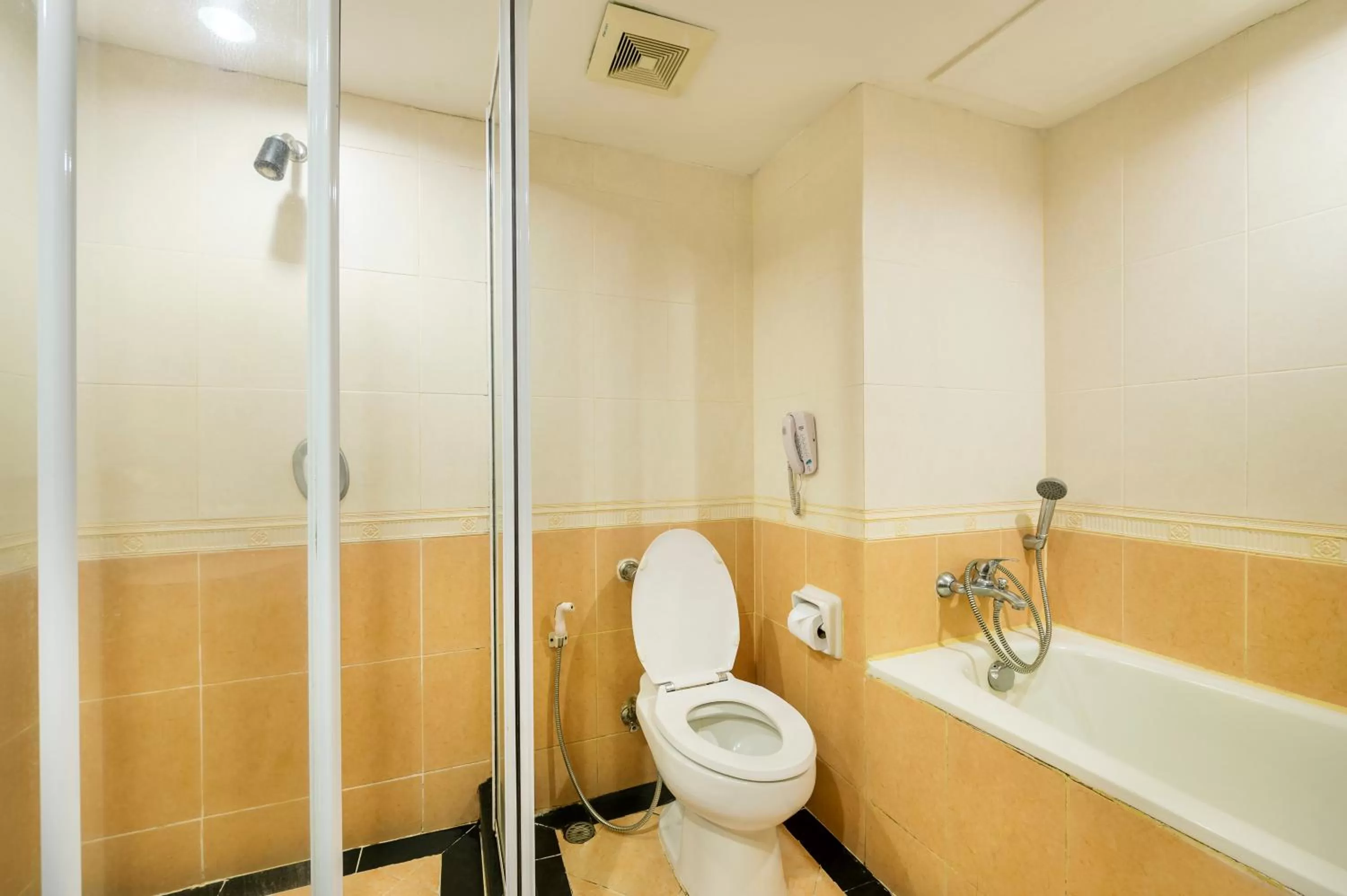 Bathroom in Jomtien Palm Beach Hotel and Resort