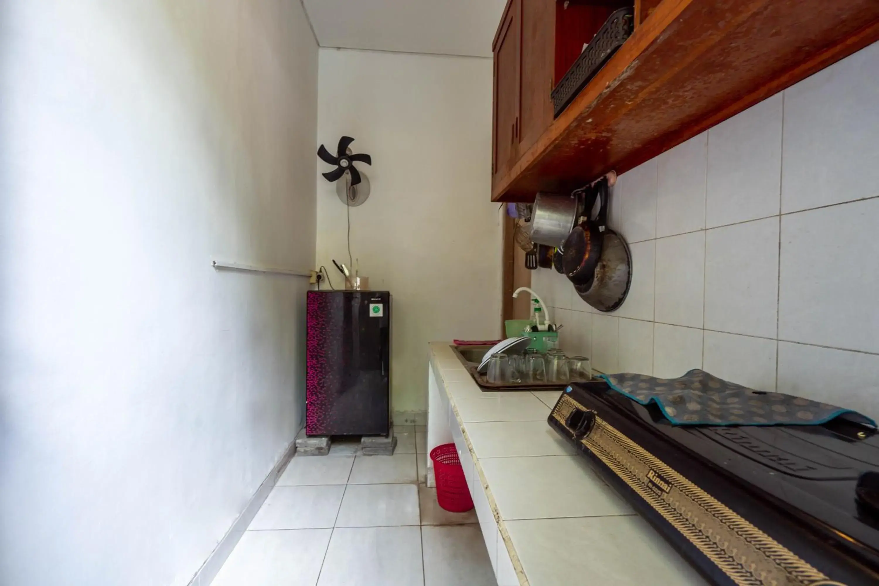 Kitchen or kitchenette in RedDoorz near Pantai Sanur Bali