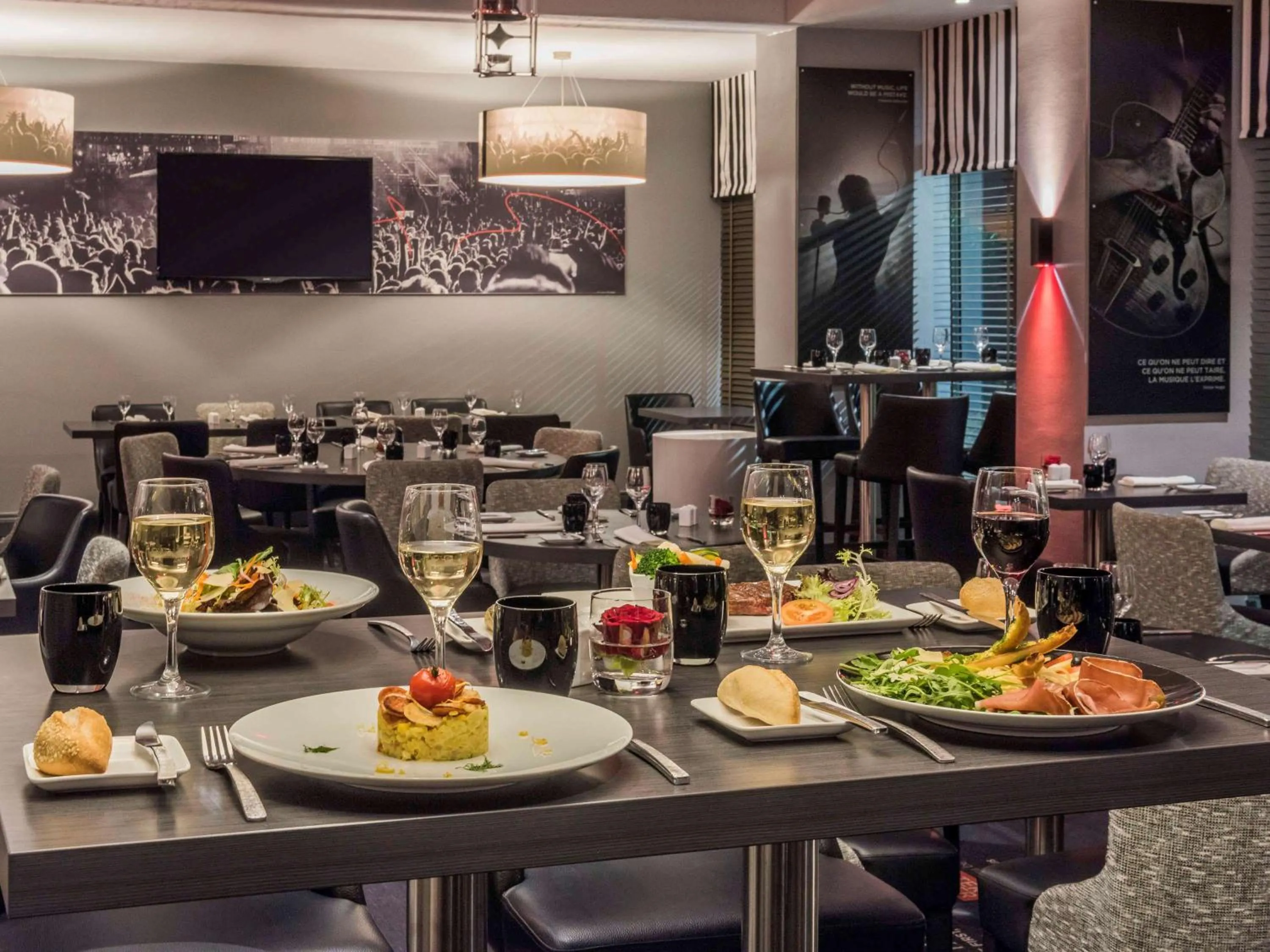 Restaurant/places to eat in Mercure Paris Velizy