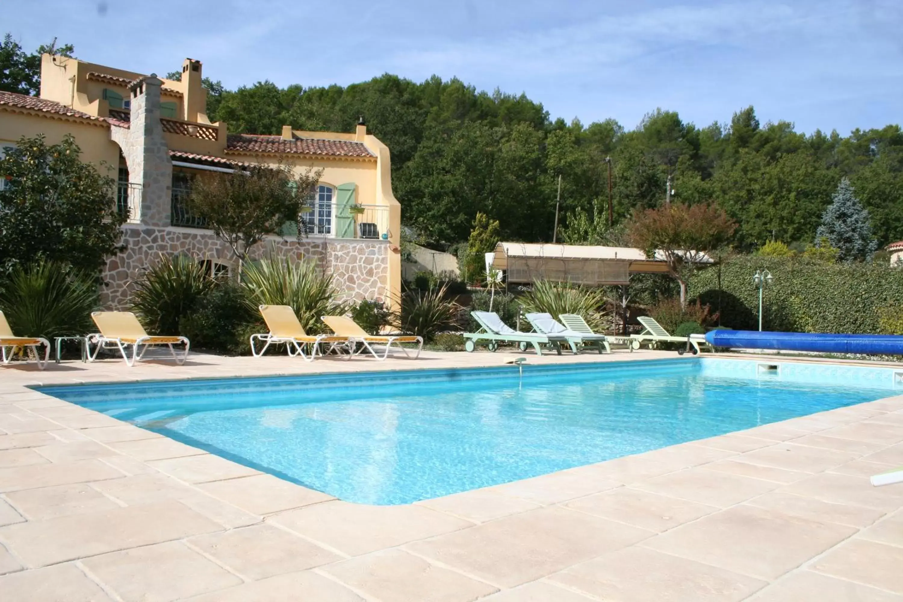 Property building, Swimming Pool in LE MAS DES TARENTES Chambres d'hôtes