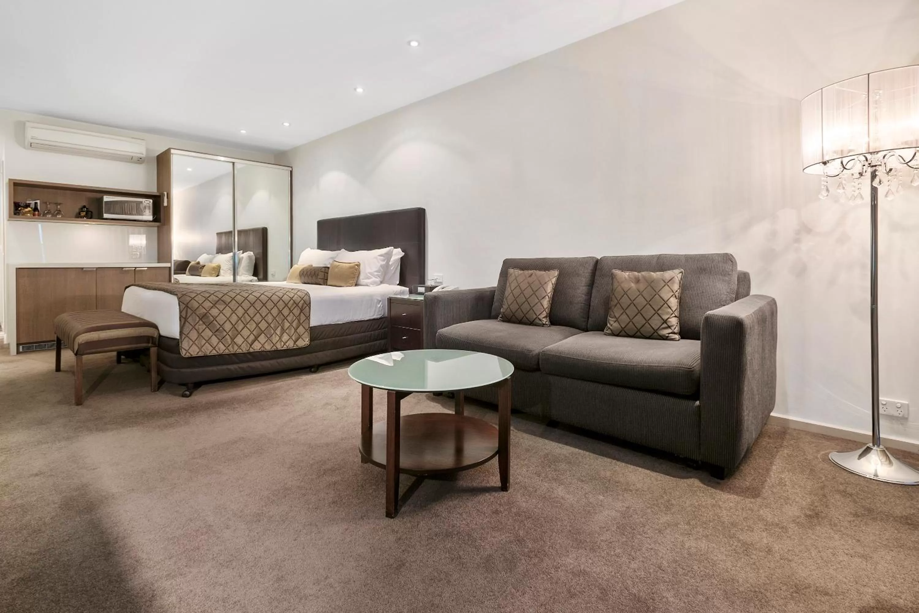 Seating area, Bed in Quality Hotel Wangaratta Gateway