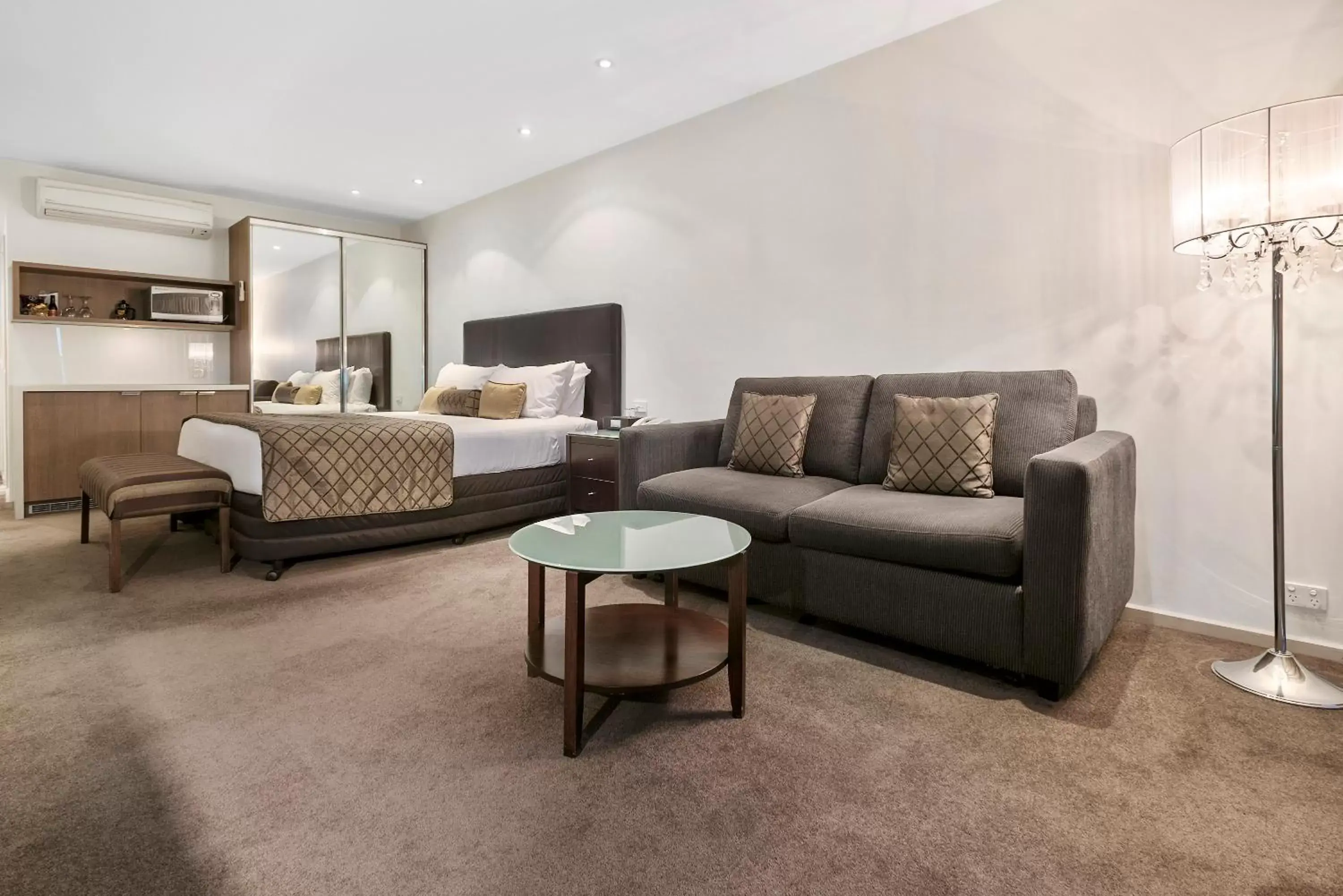 Seating area, Bed in Quality Hotel Wangaratta Gateway Seating area, Bed in Quality Hotel Wangaratta Gateway