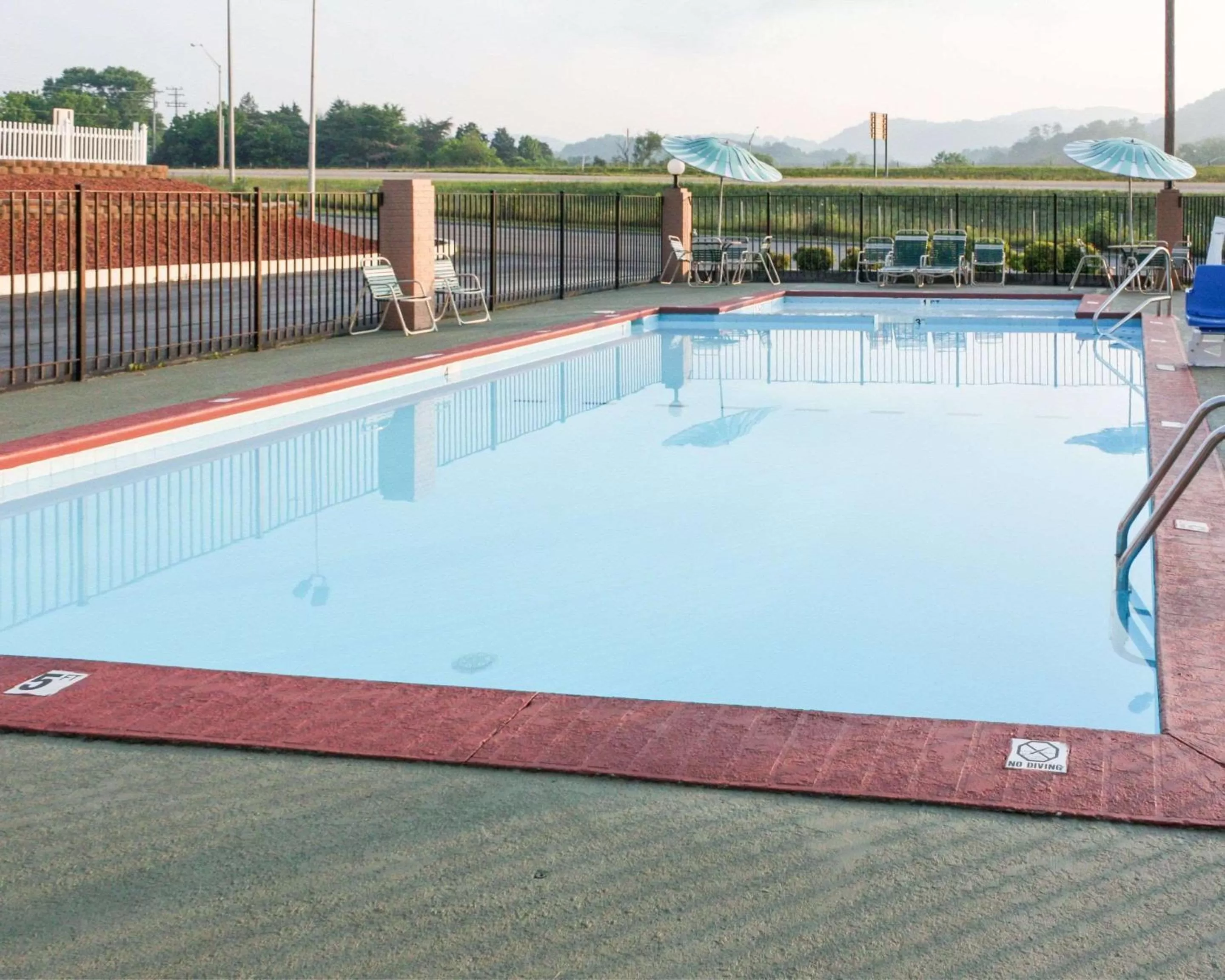 Swimming pool in Econo Lodge Rocky Top